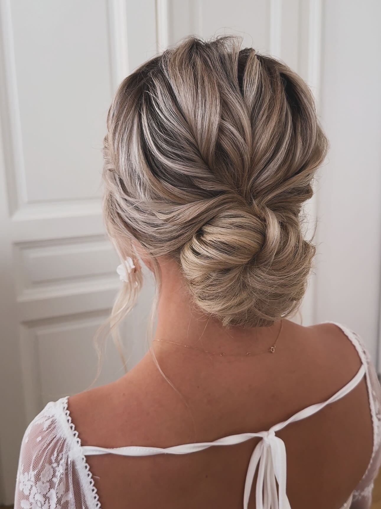 8. Kühl getönter blonder geflochtener Dutt (unordentliche Dutt-Frisuren)