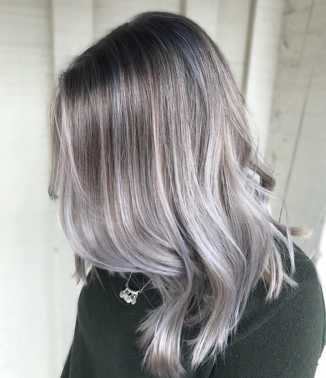 8. Kühltönte Silber schmelzen auf mittlerer Haare (graue Frisuren für Frauen)
