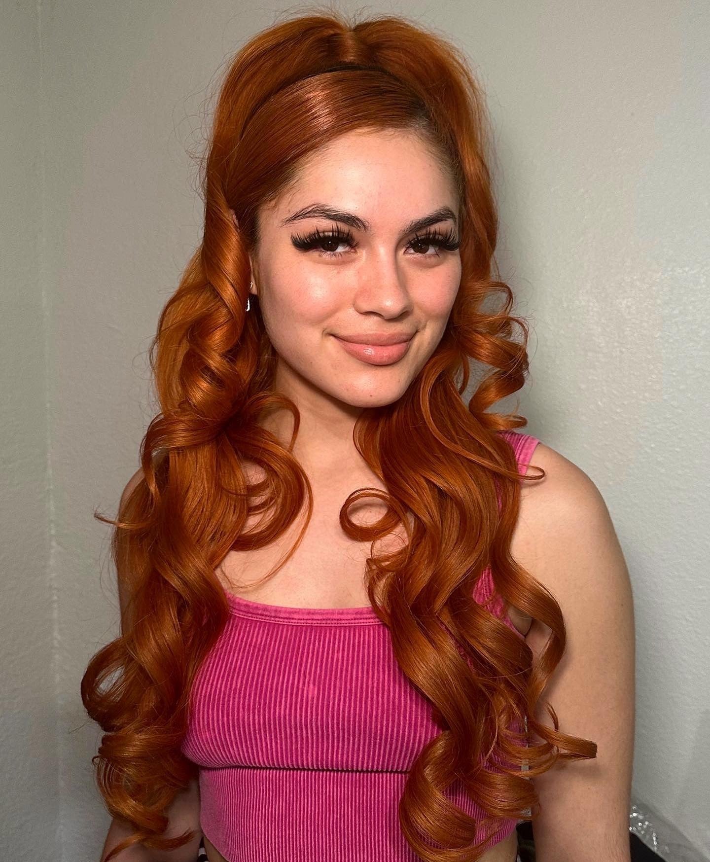 8. Kupferrotes Retro-Halb-up mit Spiralcurls (Geburtstagsfrisuren)