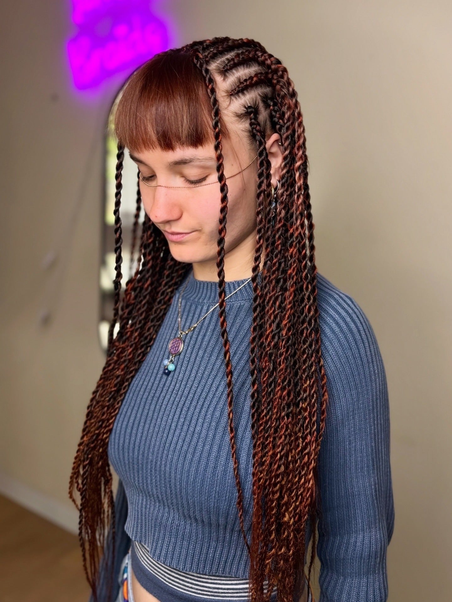 8. Cornrows mit Wendungen und Pony (Cornrow Frisuren)
