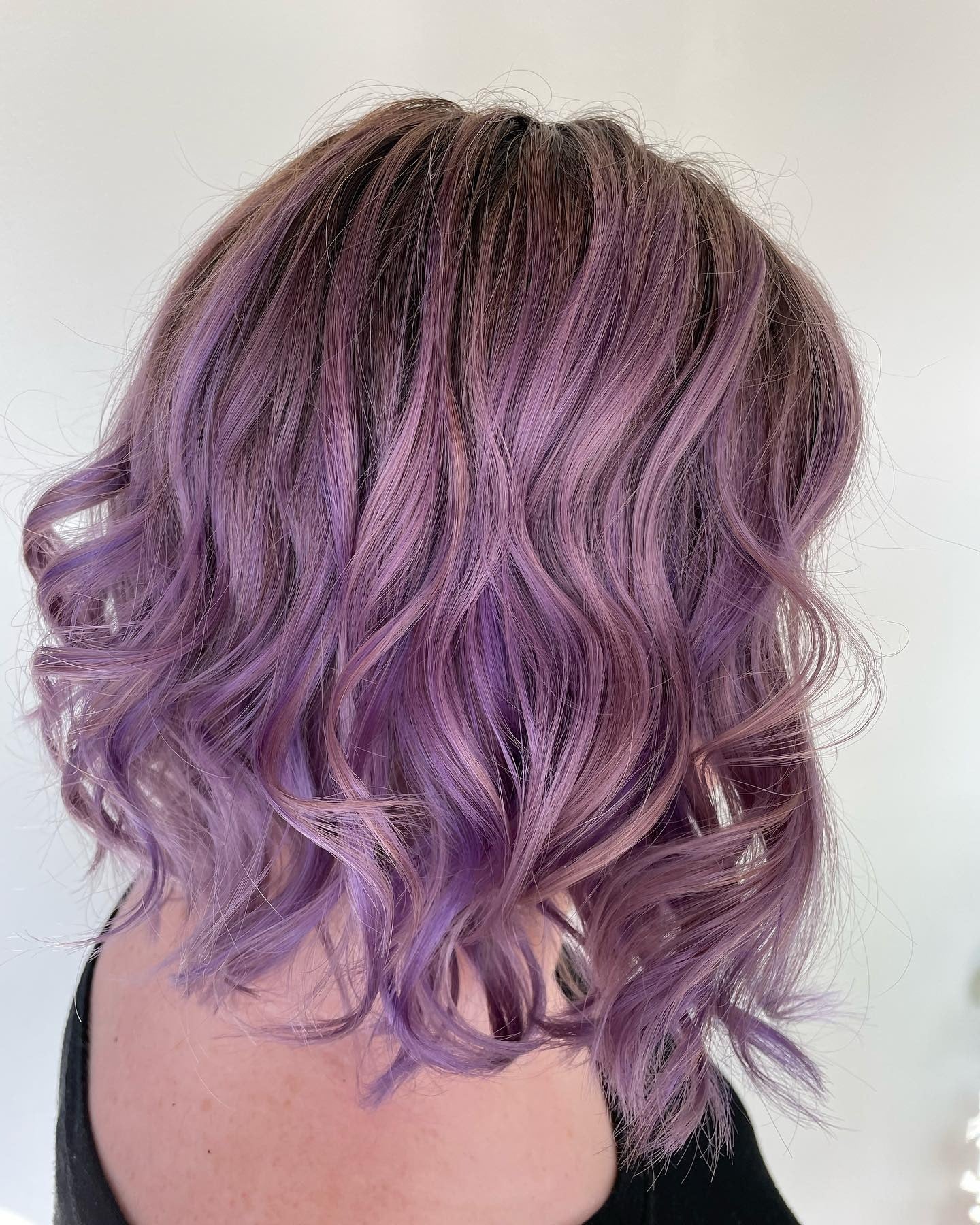 8. Gelockter rosa-lila Bob (lila Haarfarbe)