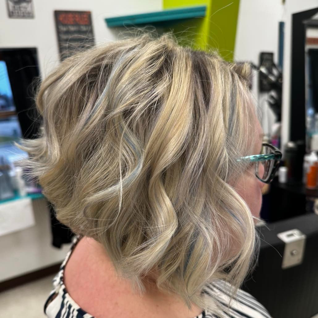 8. Curled Platinum Stapeled Bob (gestapelte Bob -Haare)