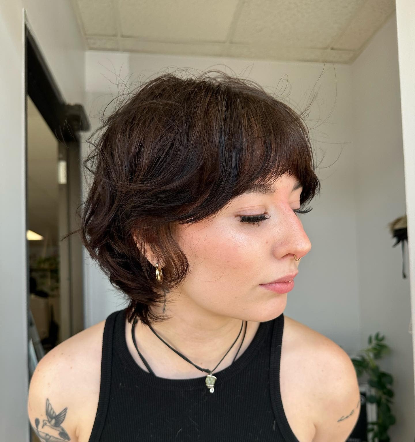 8. Dunkler Espresso -Shag mit zerzausten Fransen (kurze zottelige Haarschnitte)