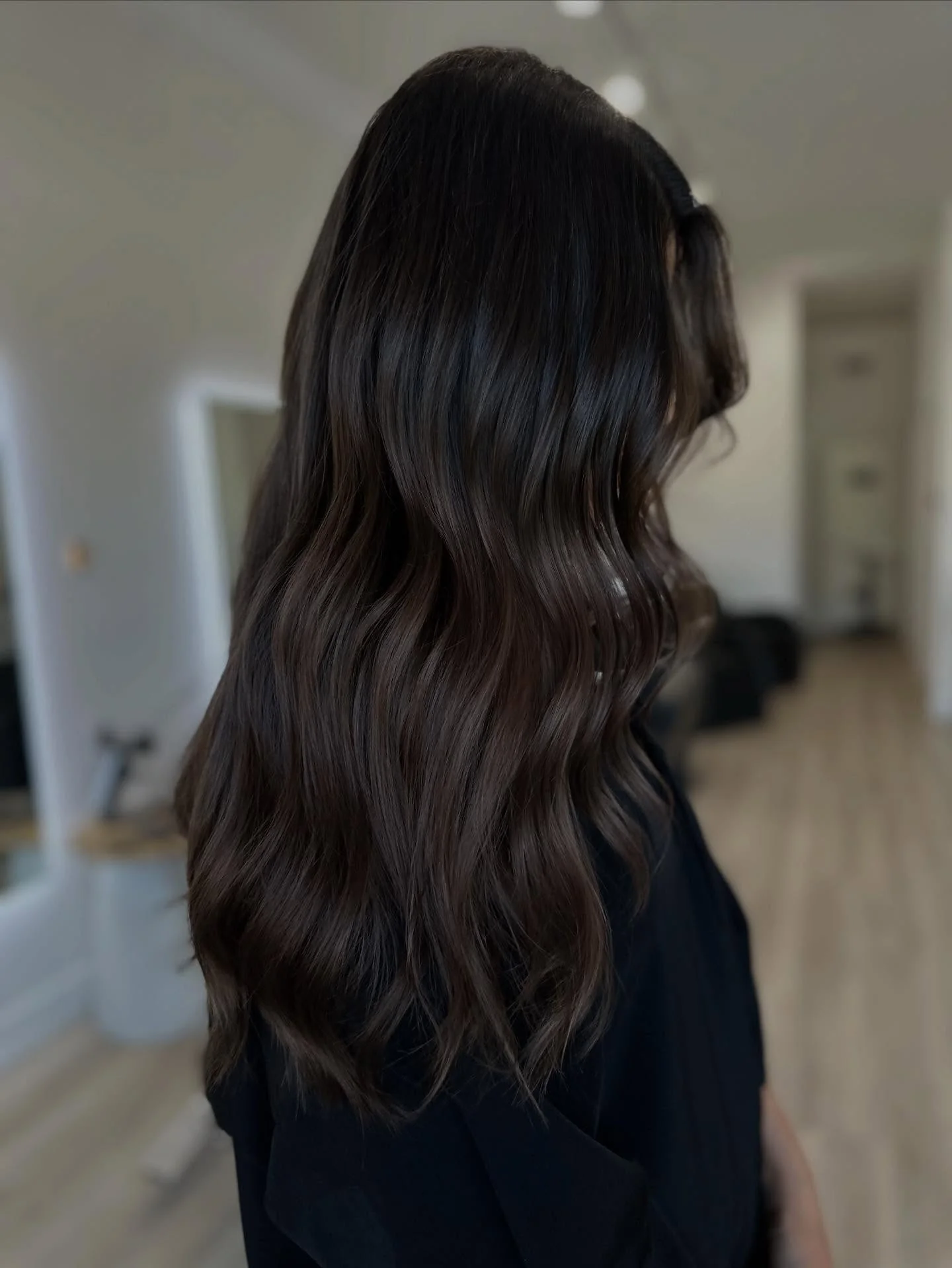 8. Tiefes Schokoladenbraun mit kontrastarmen Highlights (schokoladenbraunes Haar mit Highlights)