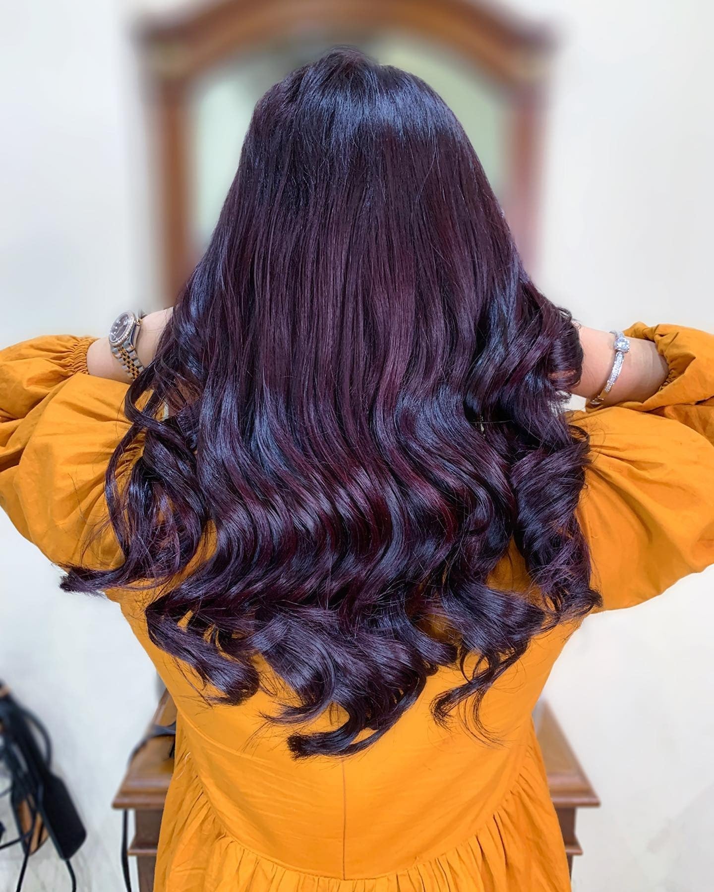8. Deep Plum Locken mit glänzender Definition (burgunderfarbene Haarfarbe)