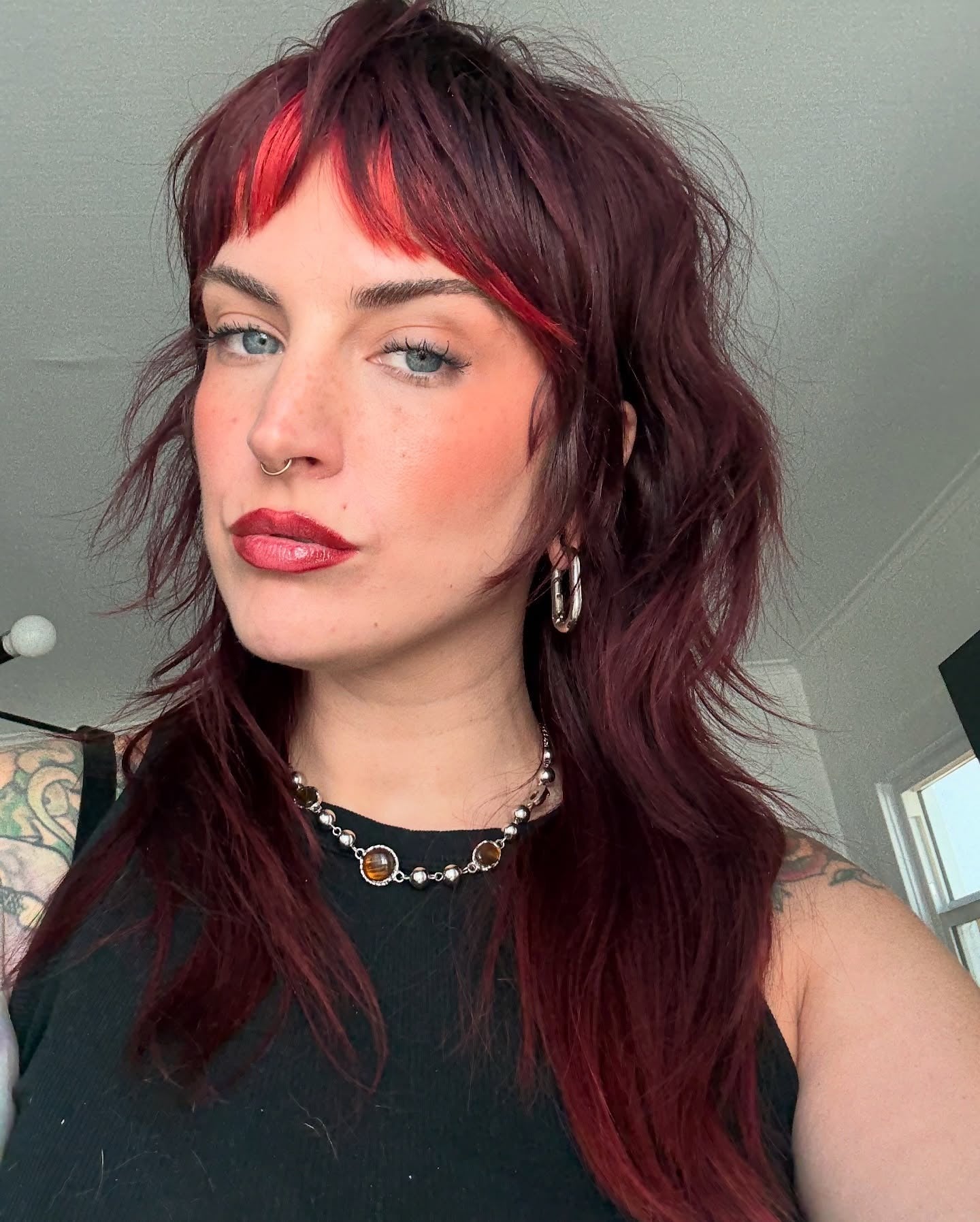 8. Deep Red Shag mit scharlachroten Highlights (mittelschichtter Shag)