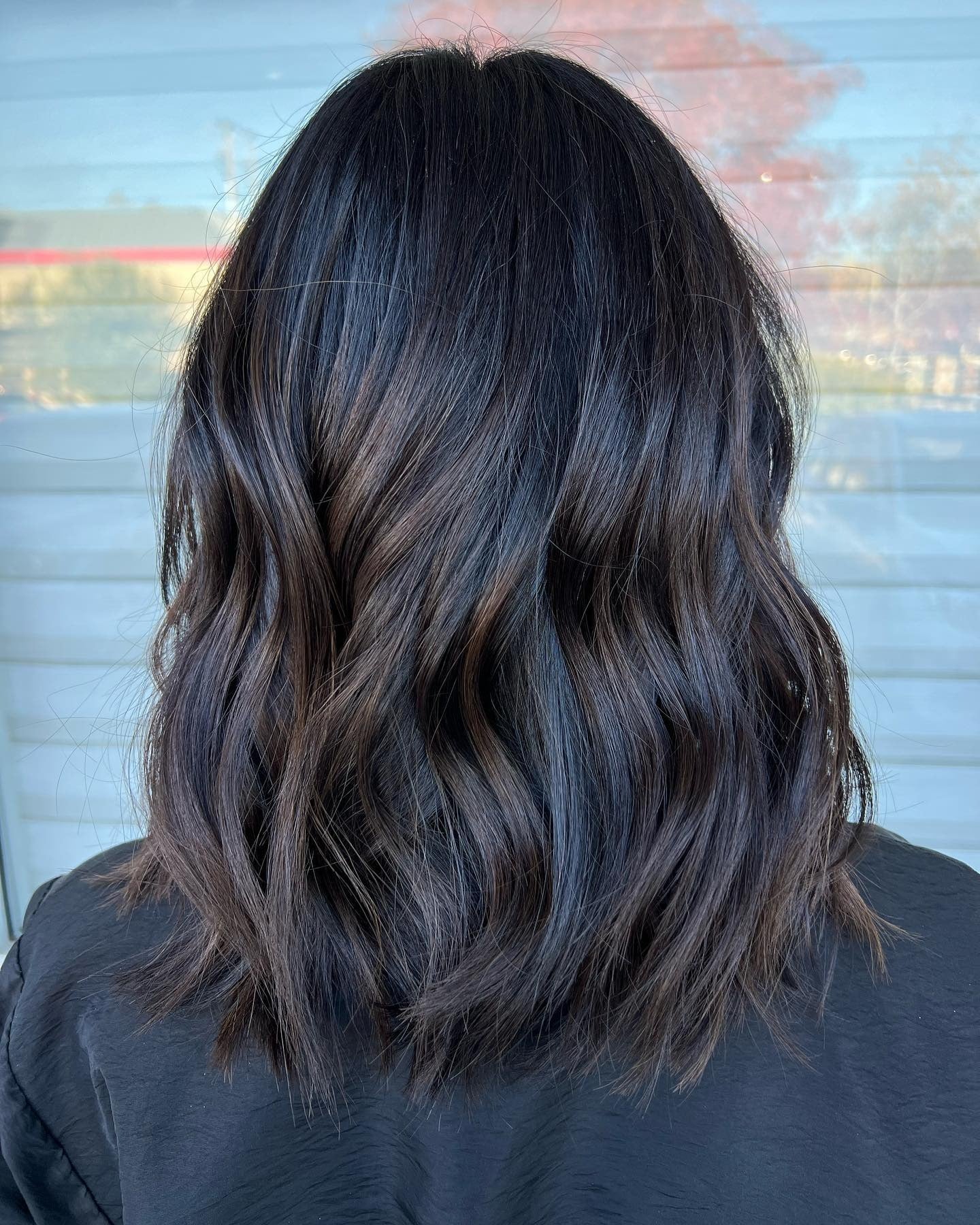 8. Definierte Locken mit braunem Schleier aus Honig (dunkelbrauner Balayage)