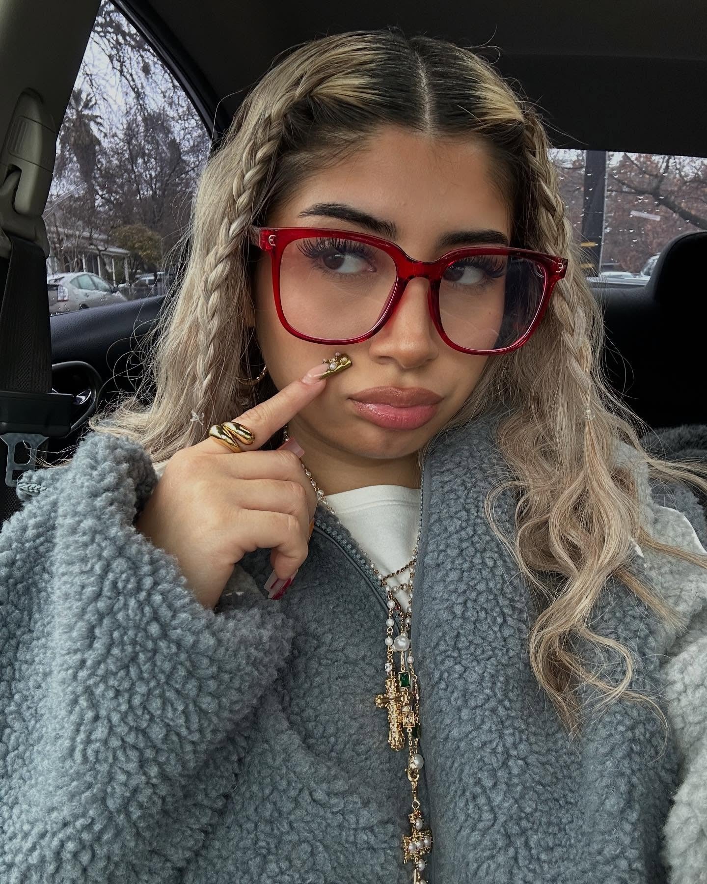 8. Doppelseite Zöpfe - Ascheblond mit dunklen Wurzeln (Frisuren der 90er Jahre)