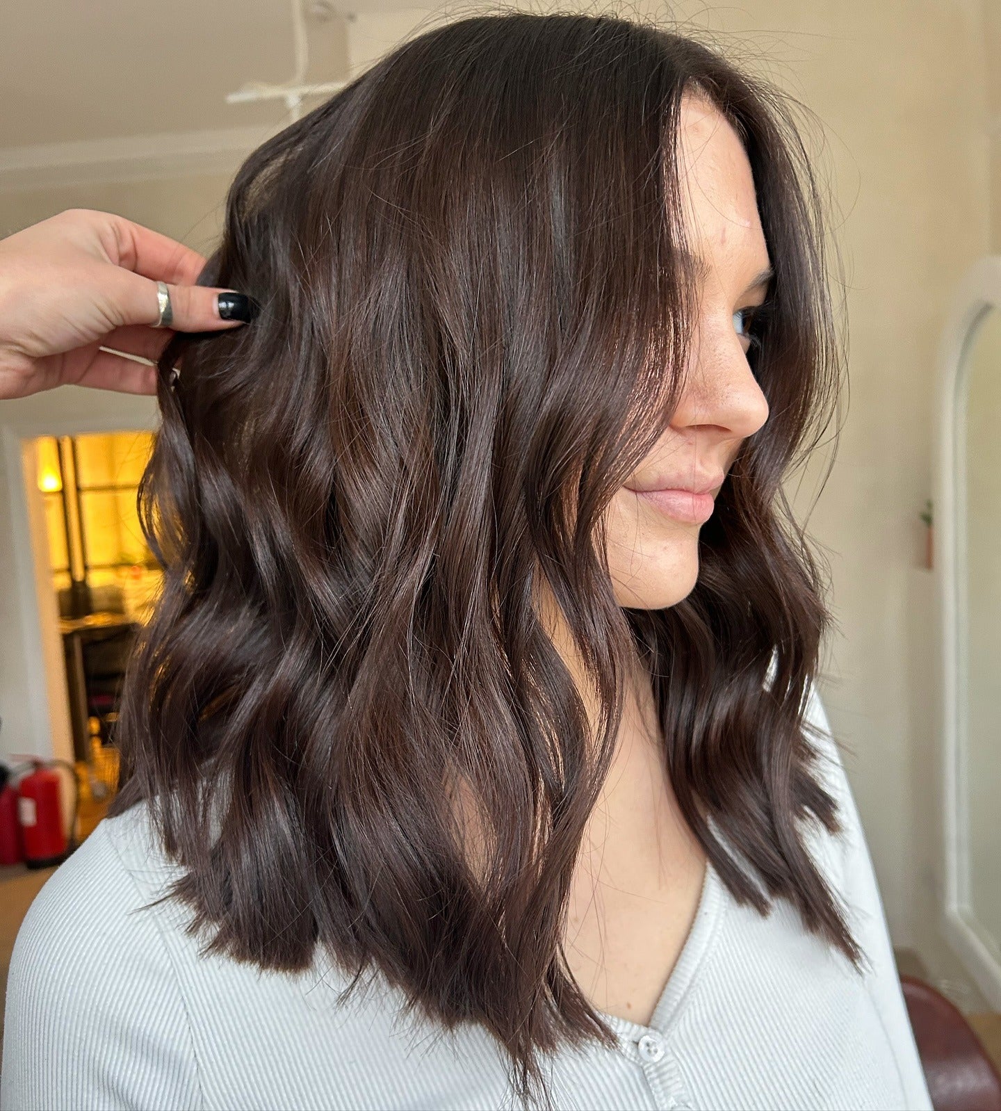 8. Espresso-Glanz-Midi-Wellen (Midi-Schnitt-Frisuren)