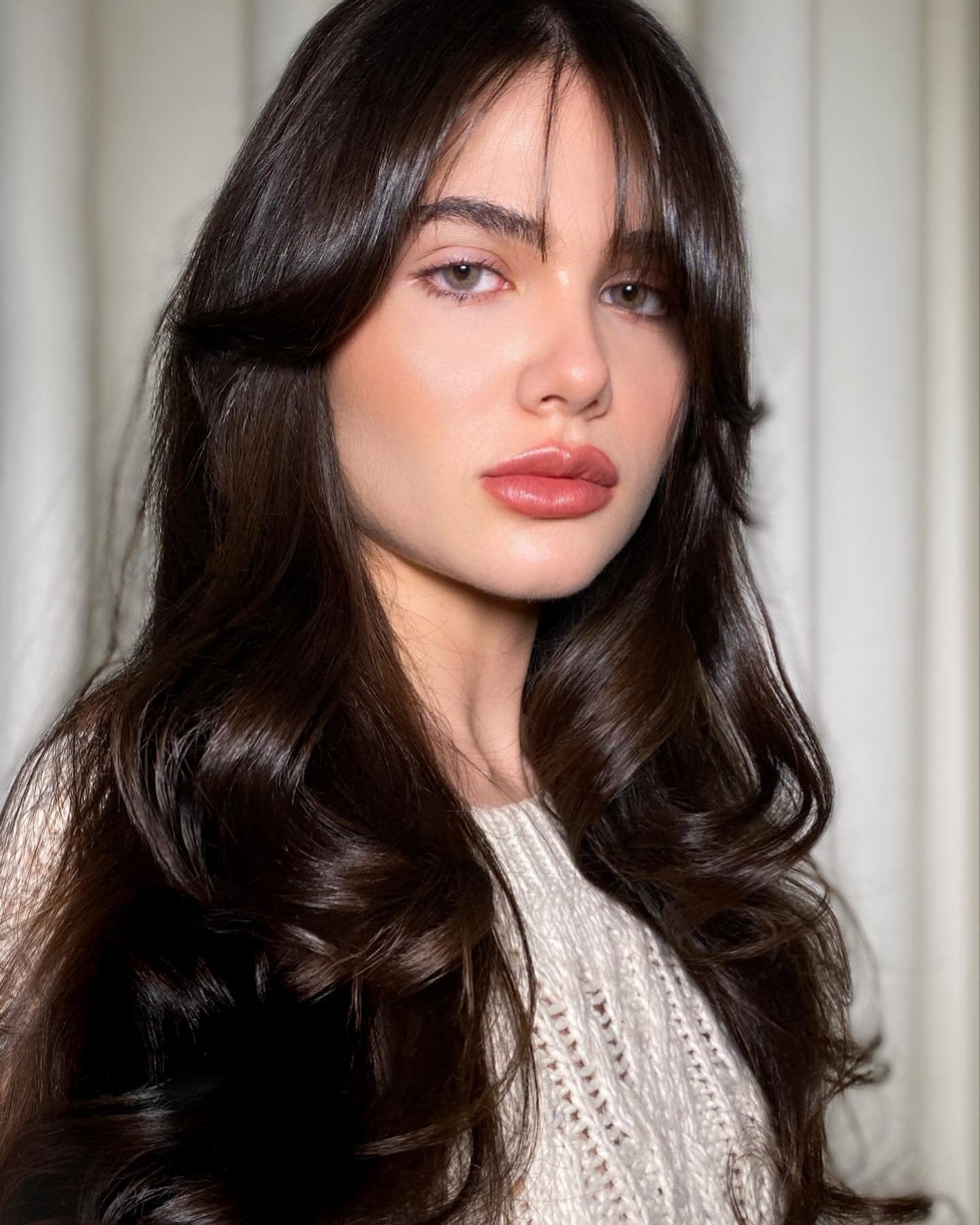 8. Espresso-Wellen mit vorhangweichem Pony (Wispy Bangs-Frisuren)