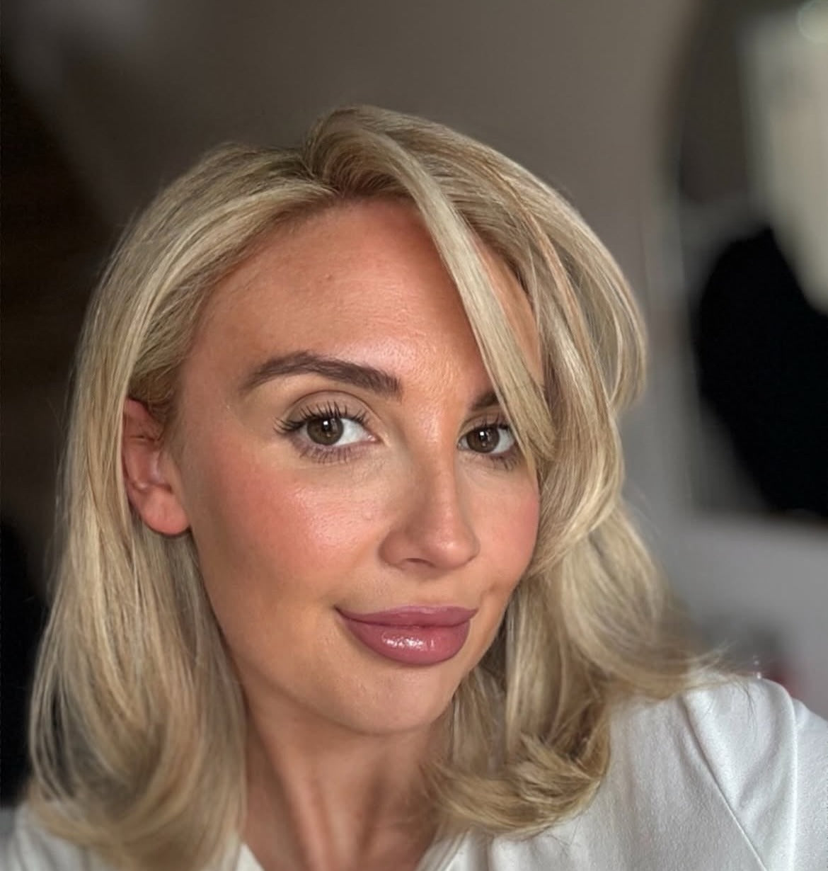 8. Gesichtsfristig geschichtter Bob in Platinblond (langlebiger Bob)