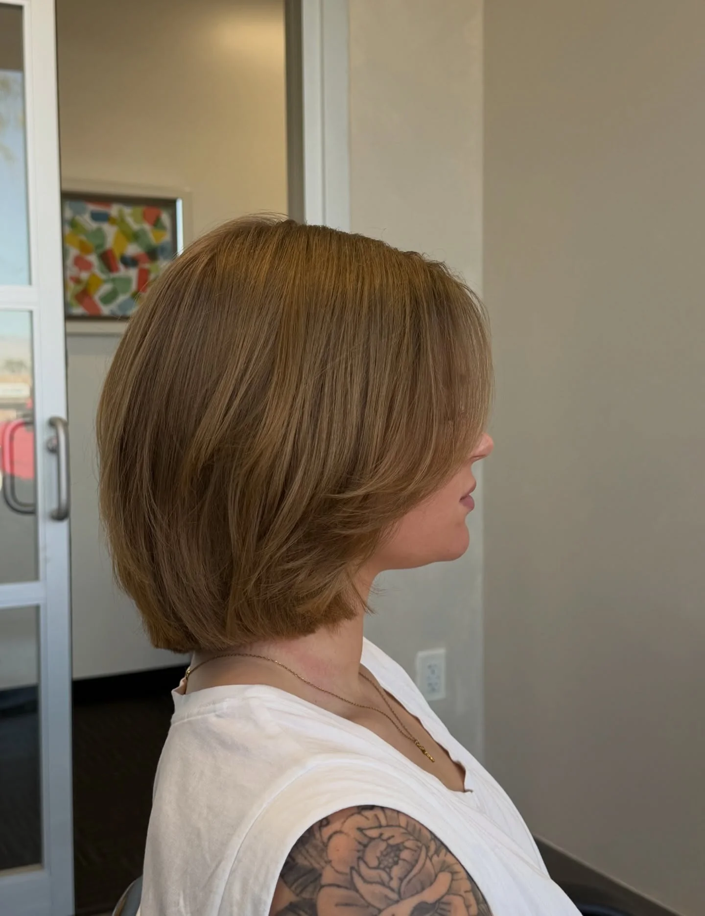 8. Gesicht umrahmender geschichteter Bob in warmem Hellbraun (geschichtete Bob-Frisuren)