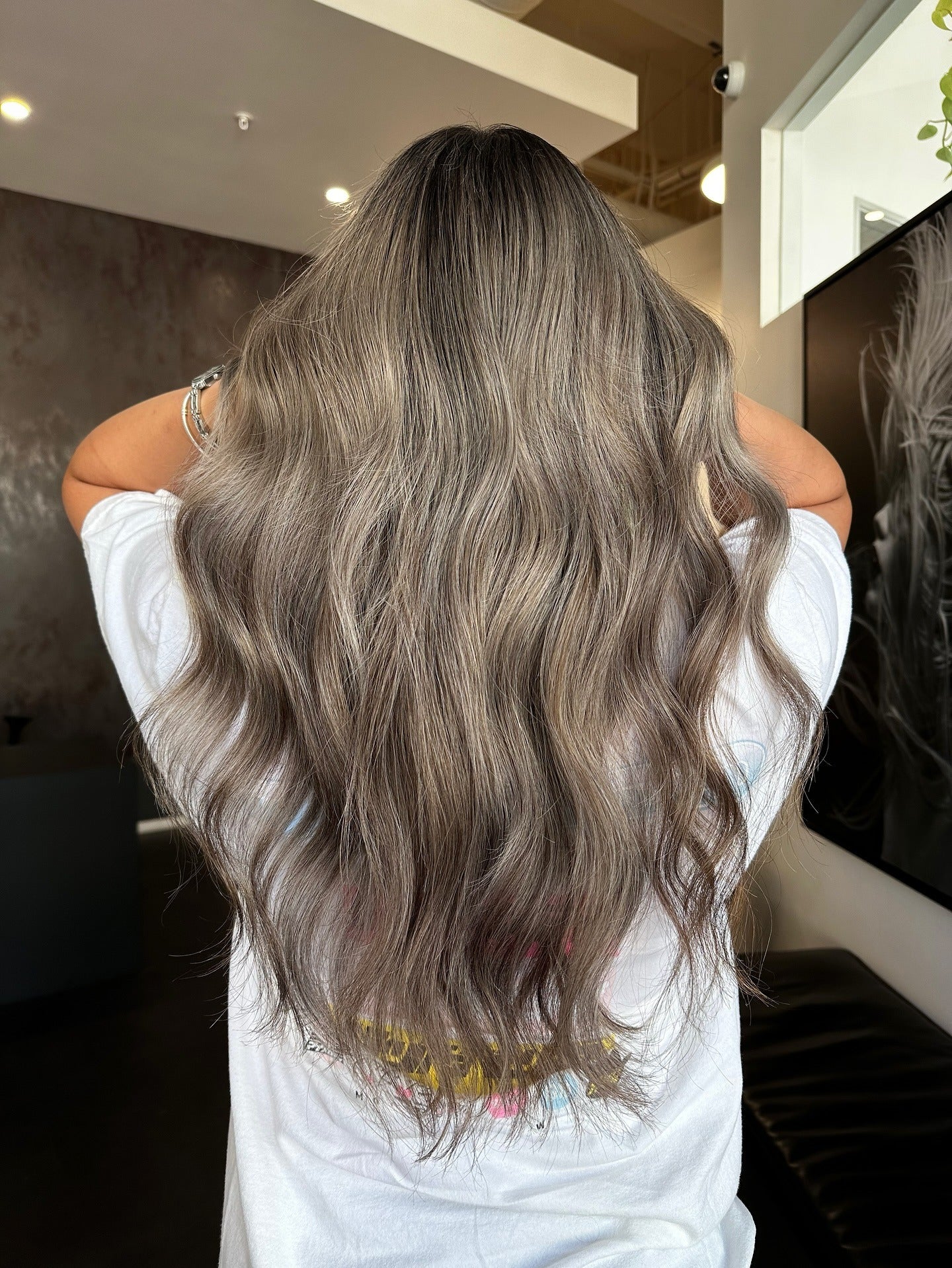 8. Frosted Taupe Brown Waves (kühle aschbraune Haarfarbe)