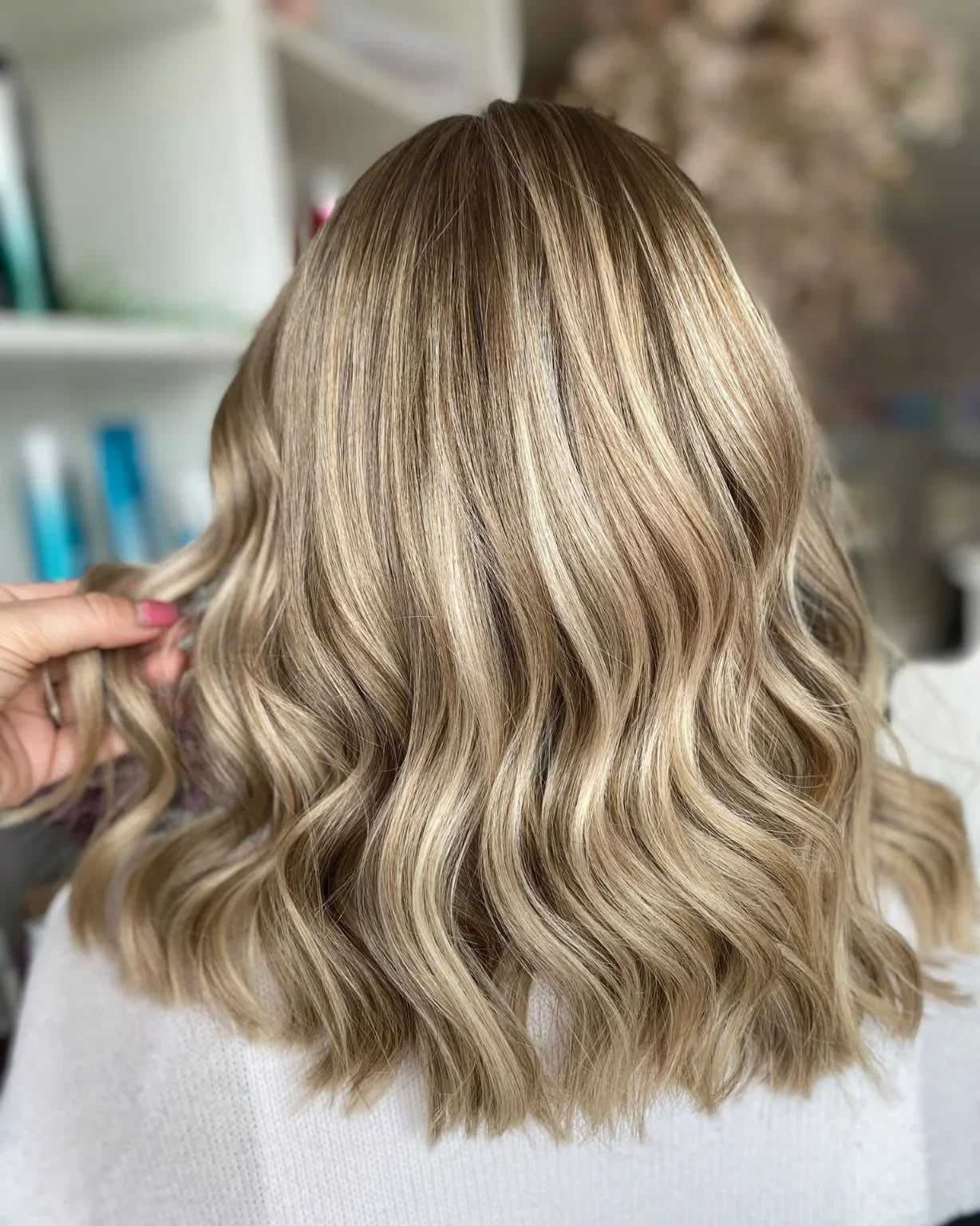 8. Glänzende sandige Bronde mit weichem Volumen (sandblonde Haarfarbe)