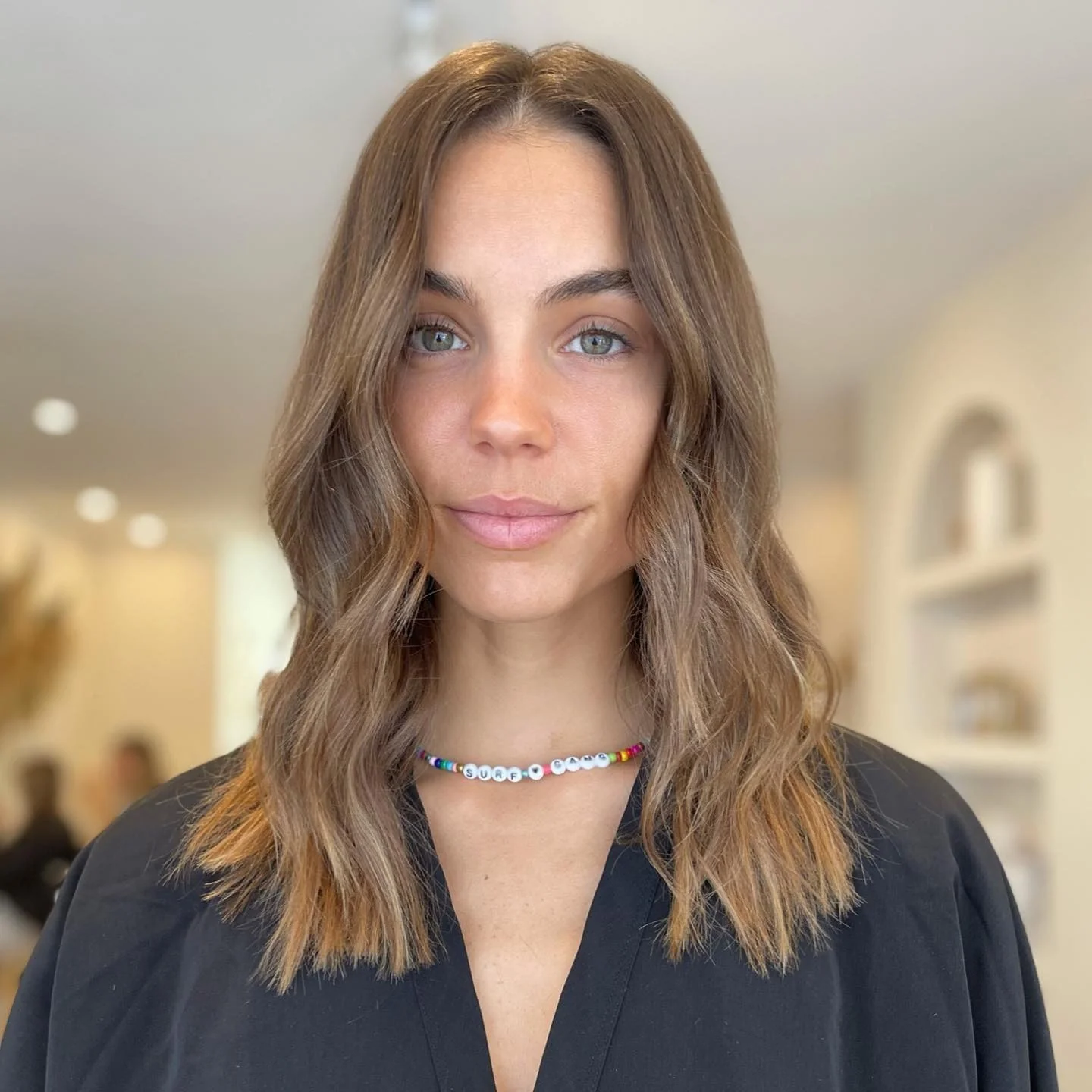 8. Glänzende kastanienbraune Wellen mit Mittelscheitel (zerzauste Frisuren)