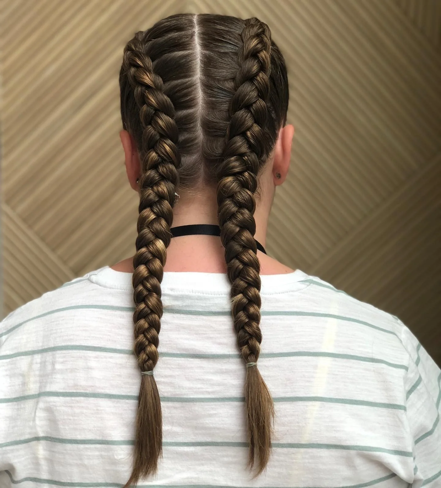 8. Goldbraune holländische Zöpfe mit Akzentringen (doppelte holländische Zöpfe)