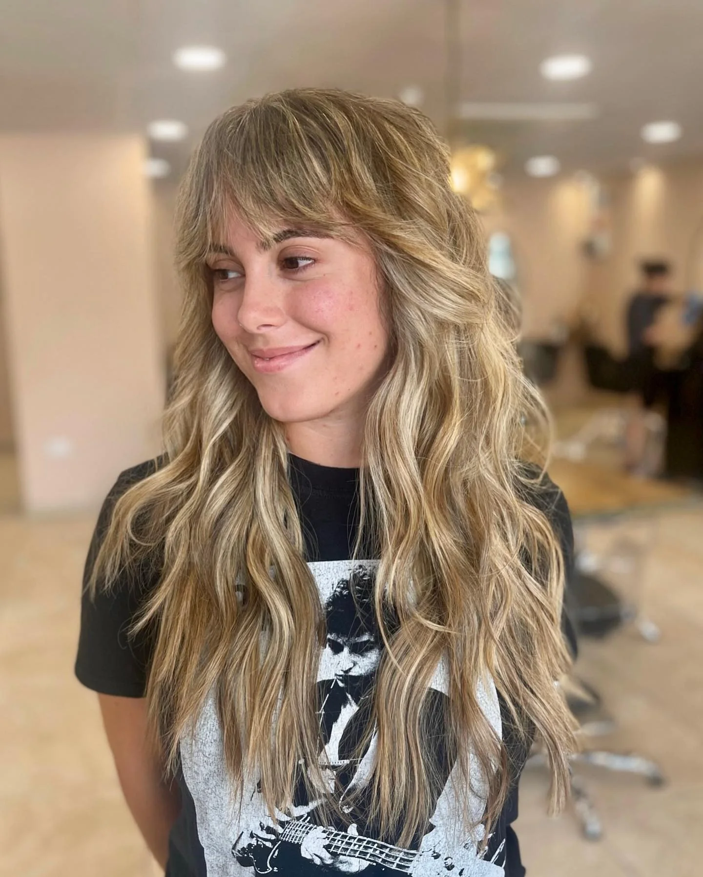 8. Goldblonder langer Shag mit luftigem Pony (zotteliger Haarschnitt mit Pony)