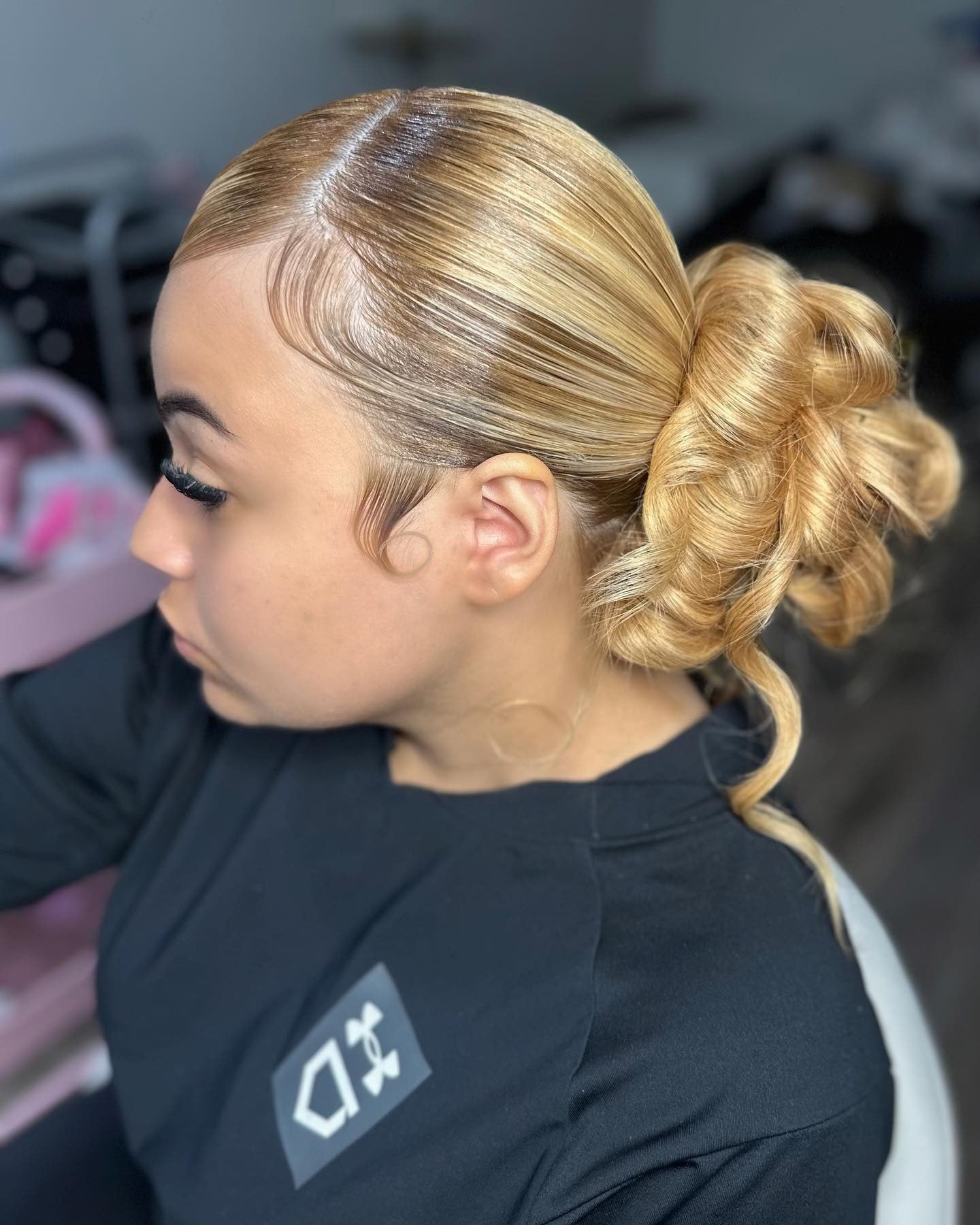 8. Golden Blonde Low Bun mit geformten Kanten (Baddie Frisuren)