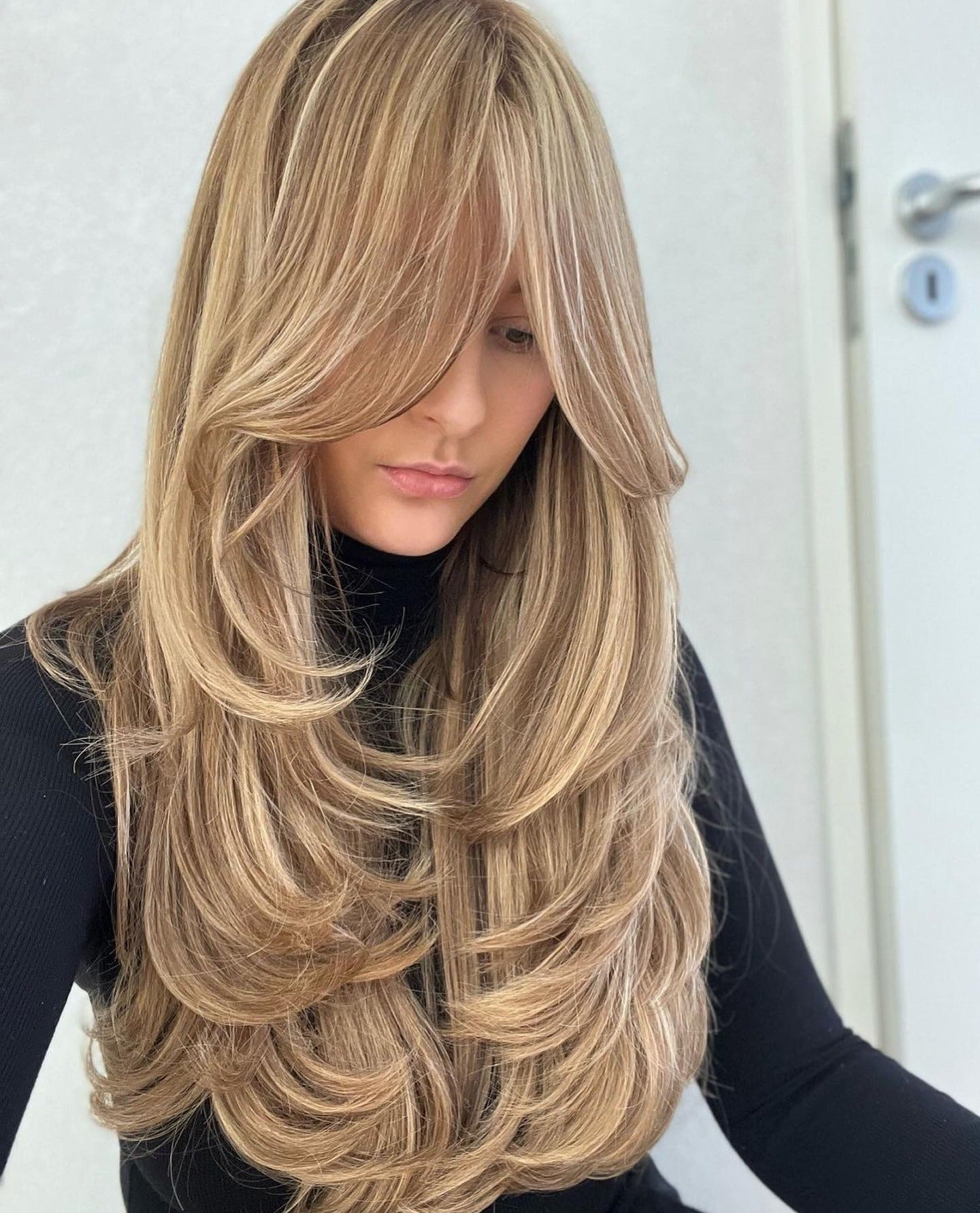 8. Goldene blonde wispige Schichten mit voller Lautstärke (lange wispige Haarschnitte)
