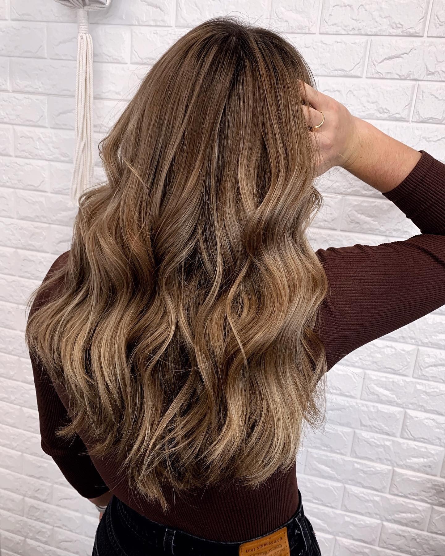 8. Goldene Bronde mit lockerem Volumen (blonde braune Haarfarbe)