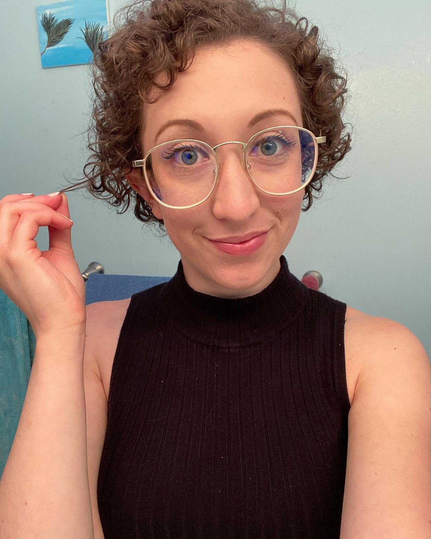 8. Goldbrauner Mini Curly Bob (Lockige Pixie-Frisuren)