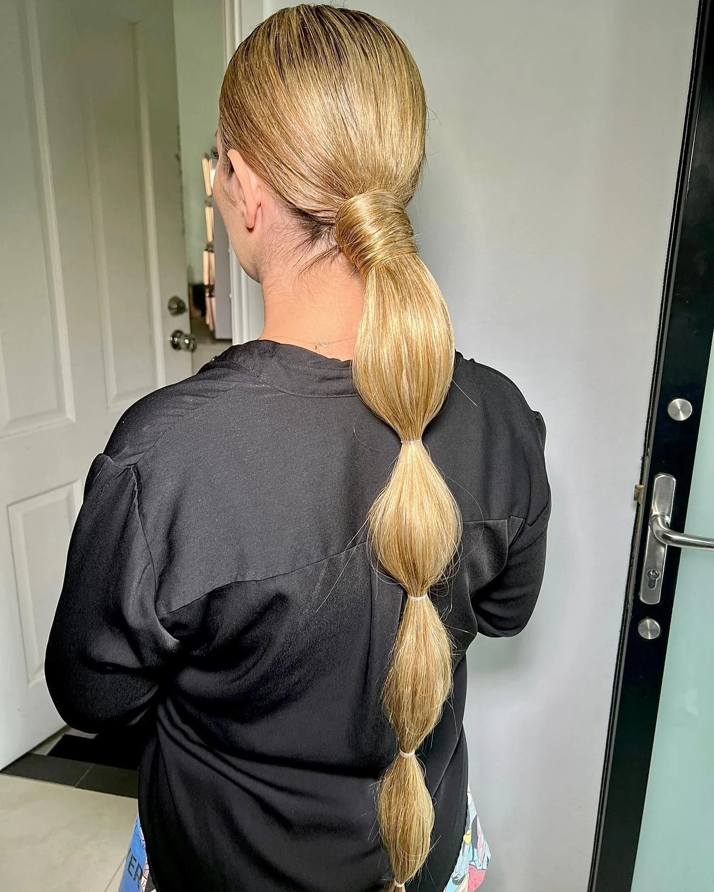 8. Goldener Karamell-Bubble-Pferdeschwanz mit eleganter Schlichtheit (Bubble-Pferdeschwanz-Frisuren)