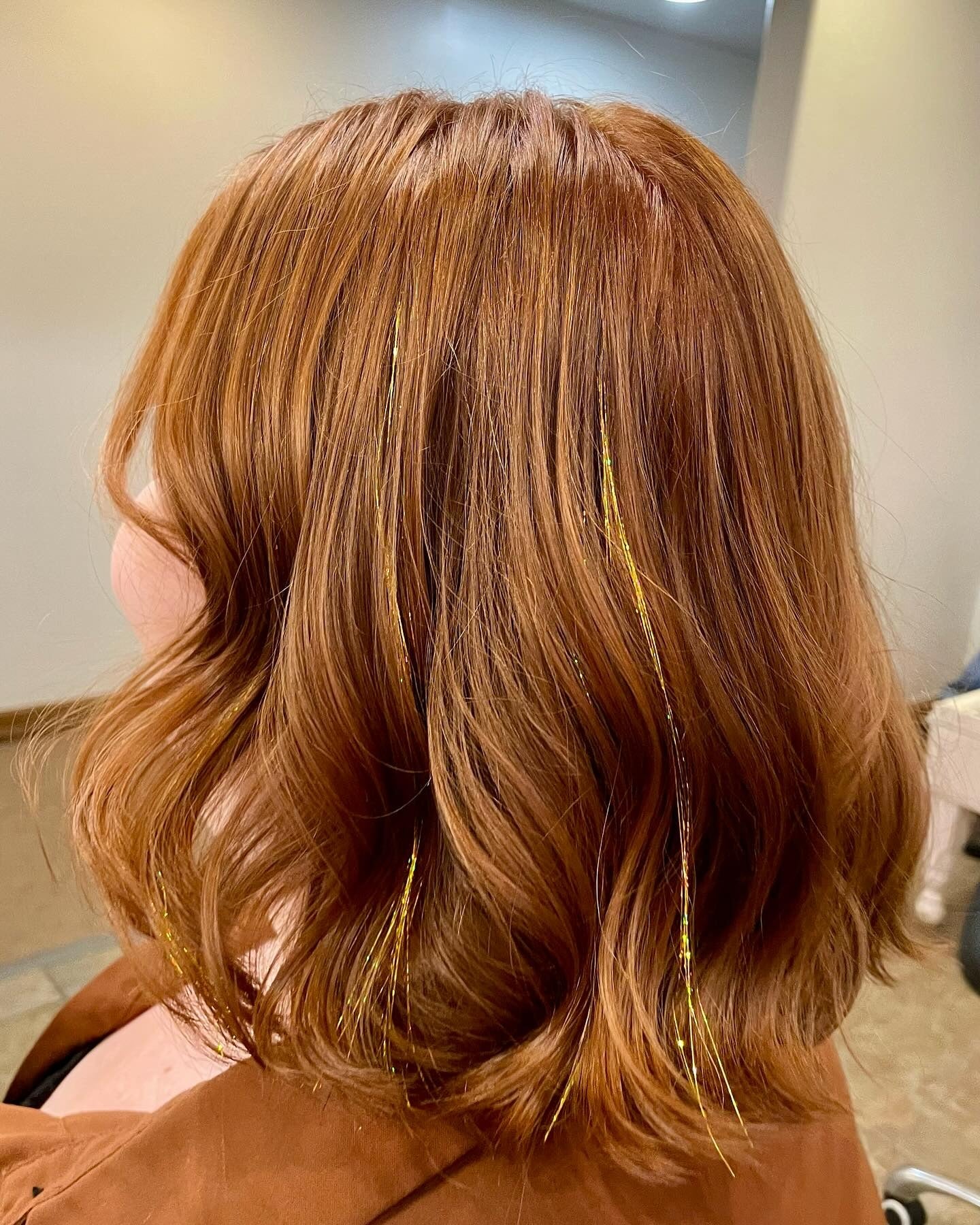 8. Golden Ginger Lob mit glitzernden Akzentsträhnen (Ingwer-Haarfarbe)