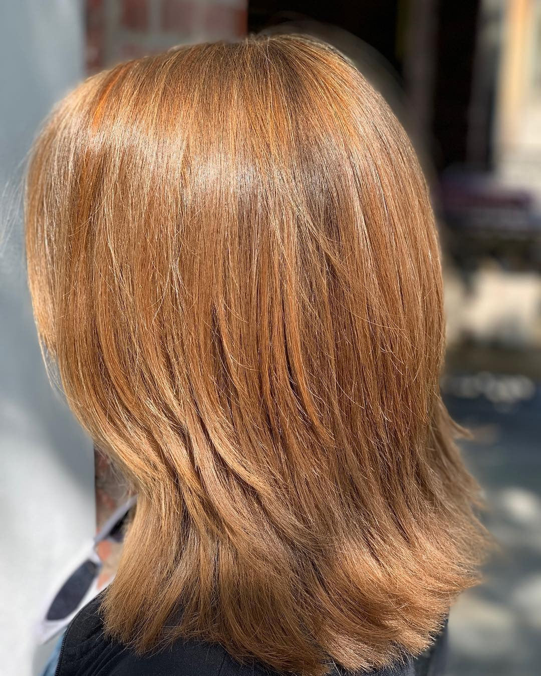 8. Goldener Honig gerade mit federliegenden Schichten geschnitten (schulterlange Haare)