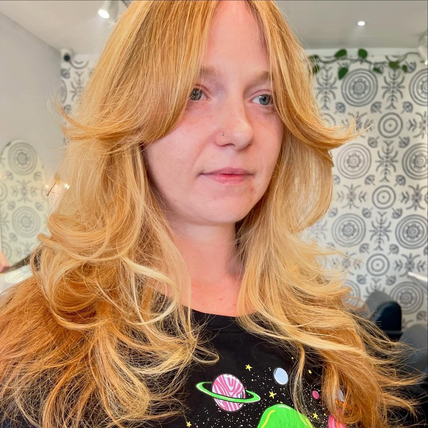 8. Goldener Wolfsschnitt mit Vorhangfransen (langer Wolfshaarschnitt)