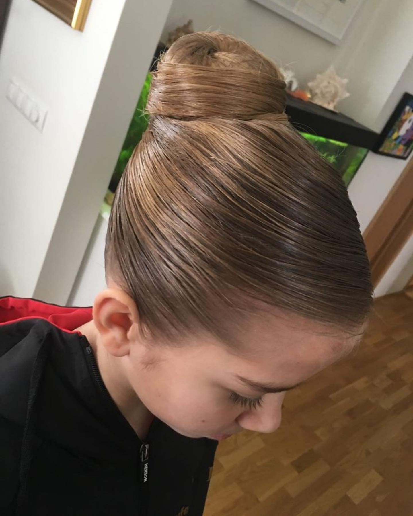 8. Goldenes schlankes Ballettbrötchen (schlanke Frisuren)