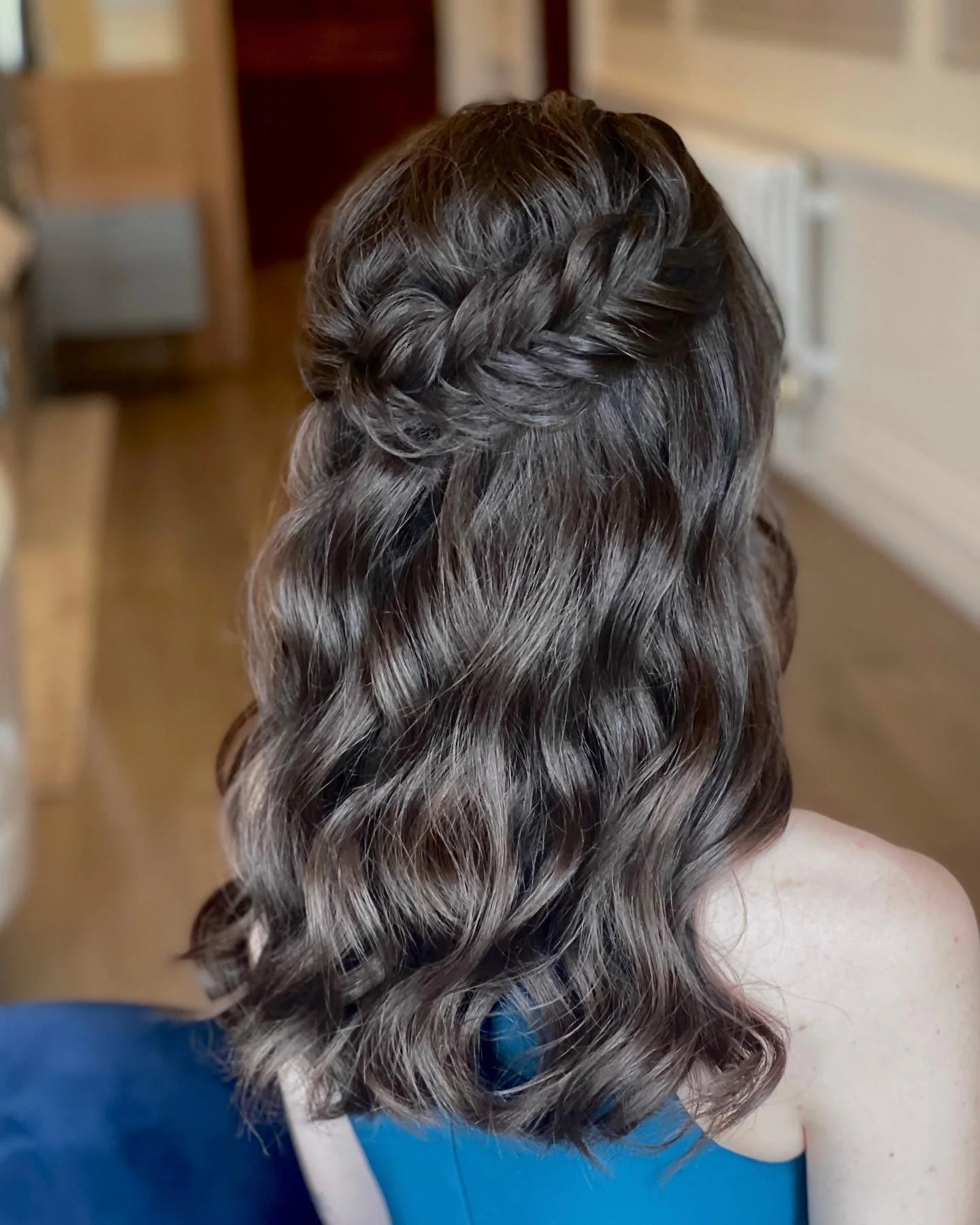 8. Half-Up Fishtail Weave auf tiefen brünetten Wellen (Fischschwanz-Zopffrisuren)