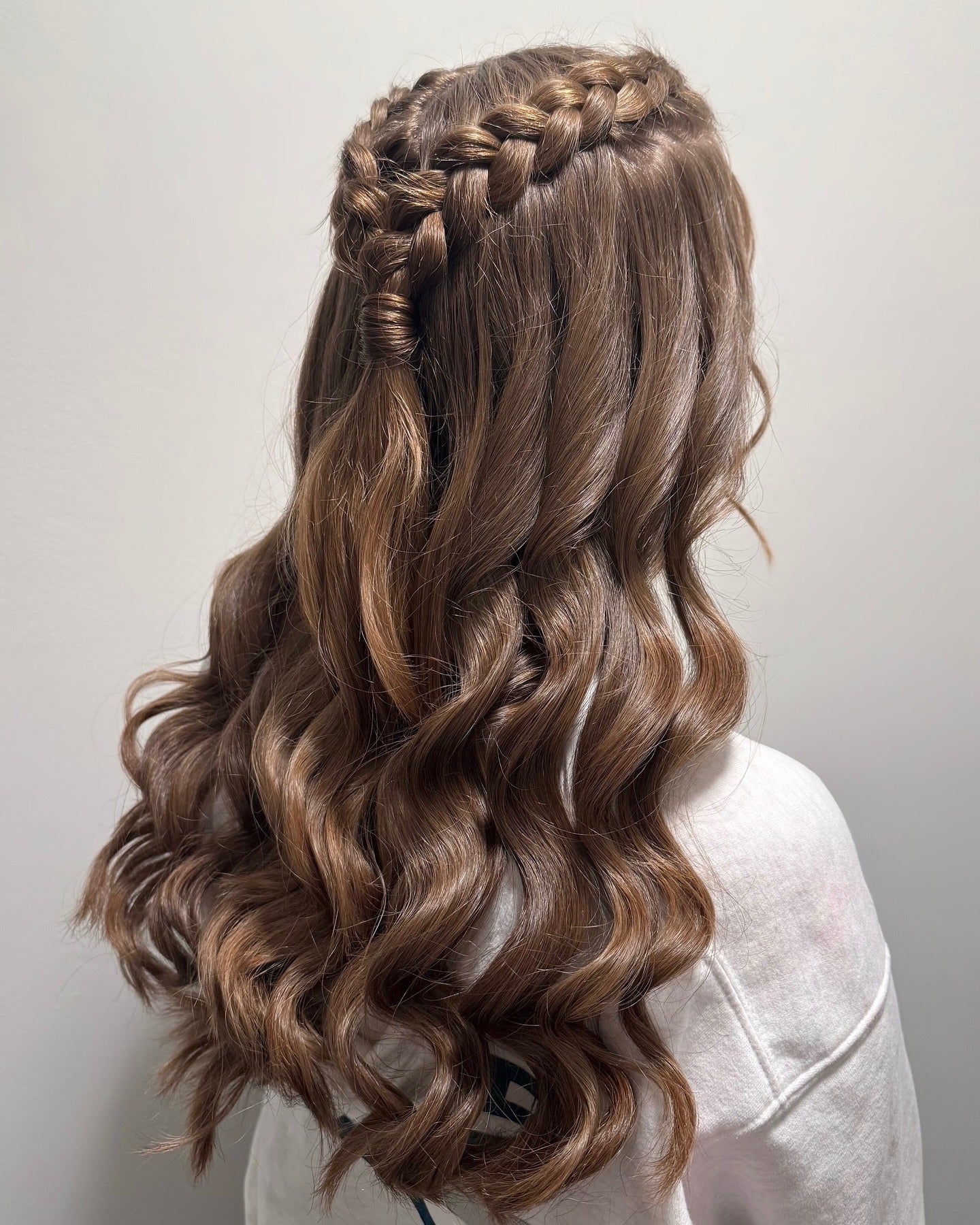 8. Halb-up-Wasserfallgeflecht mit weichen Auburn-Wellen (Prom-Frisuren)