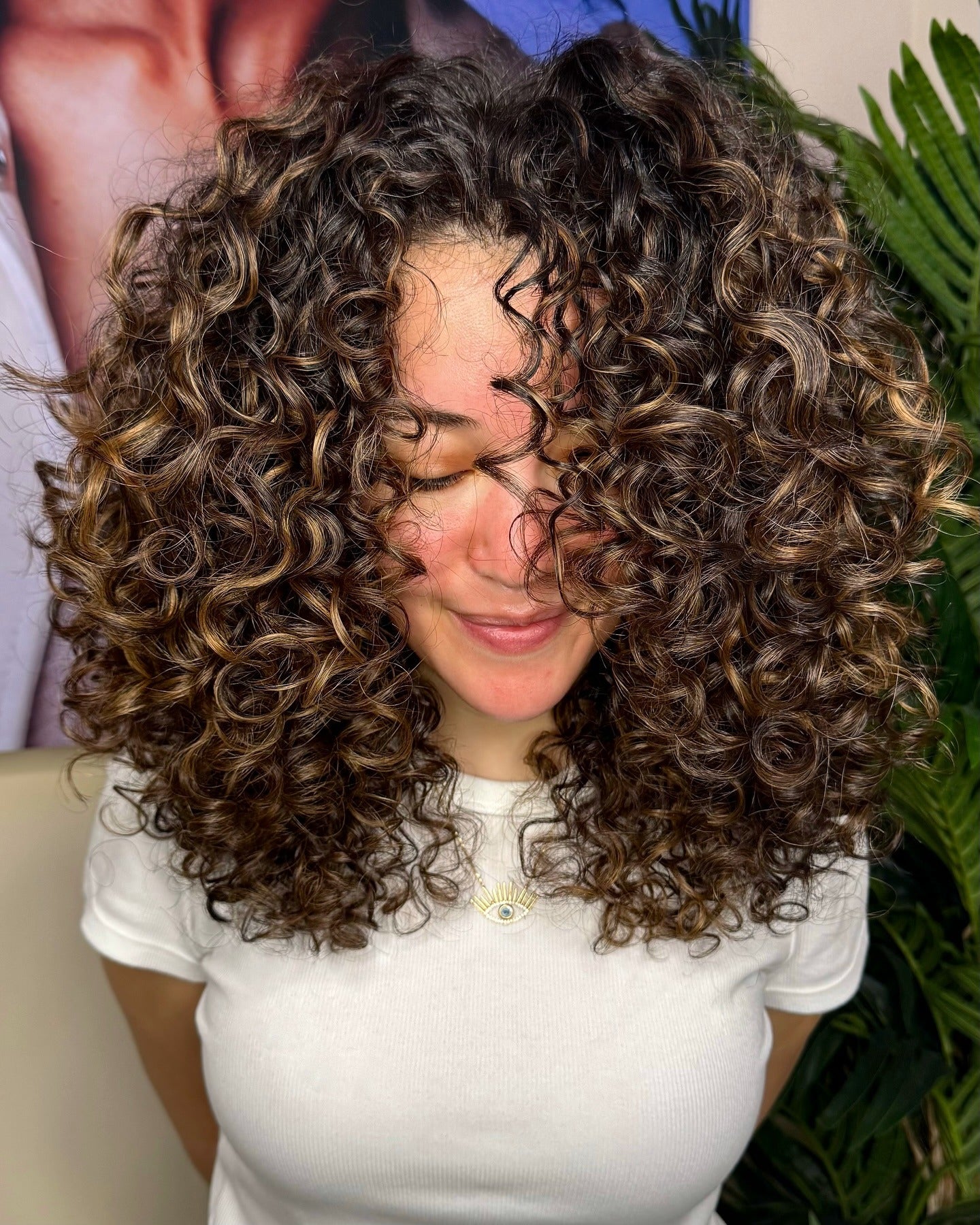 8. Honig gekettete abgerundete Lockenschichten (geschichtete lockige Frisuren)