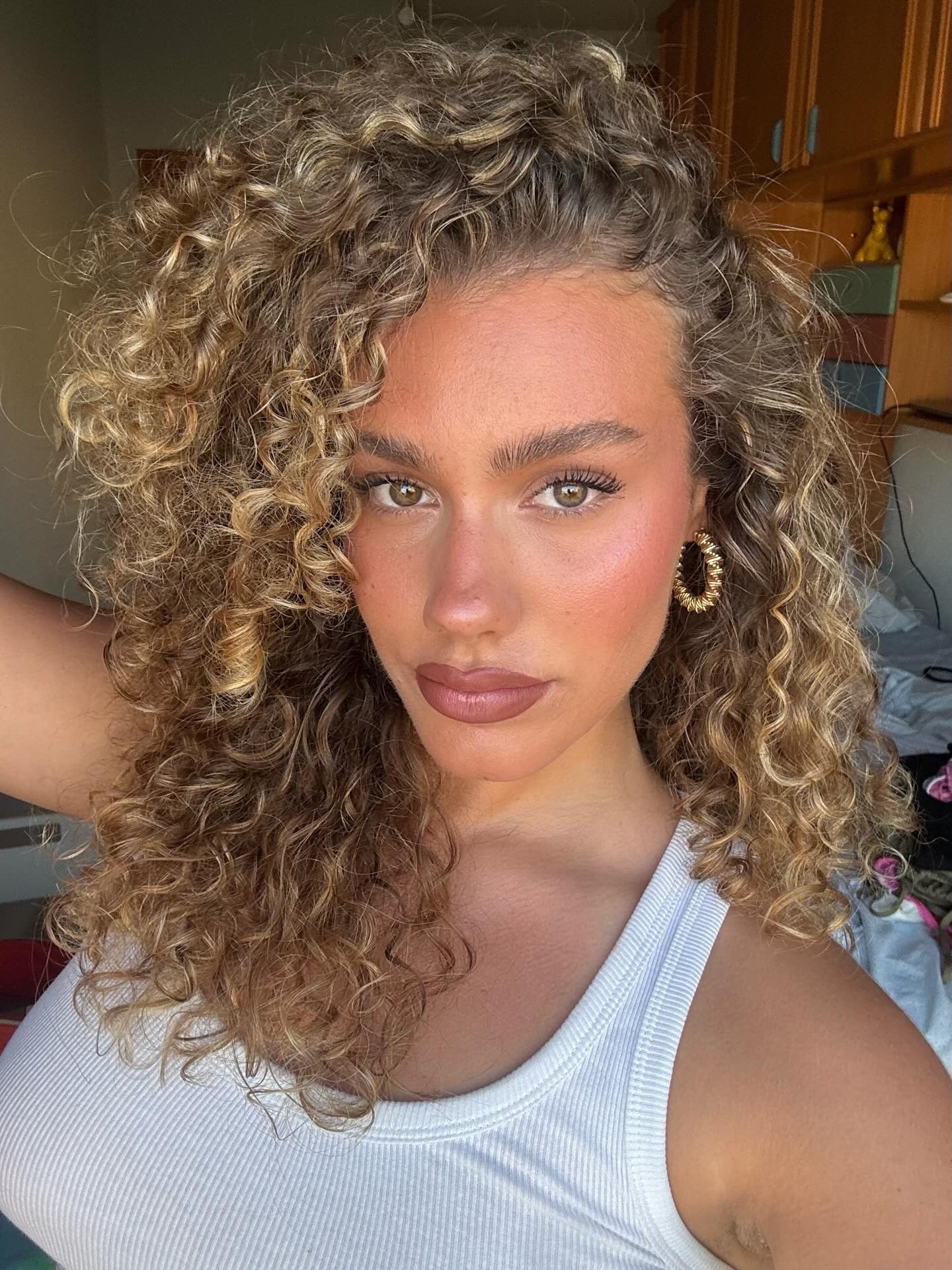 8. Honigblonde Locken mit Wurzelschattenmischung (lockiges, flauschiges Haar)