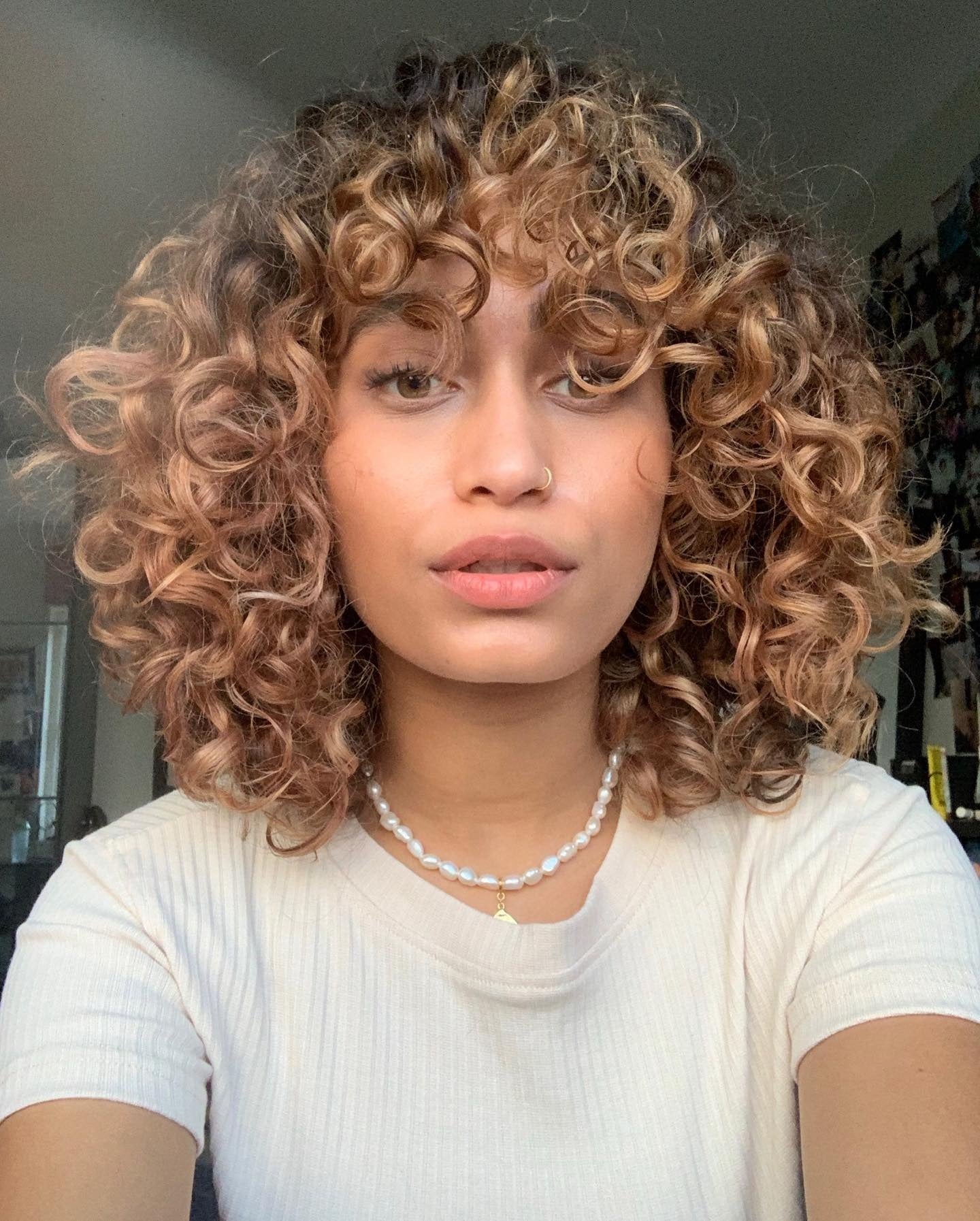 8. Honey Blonde Curly Bob mit Lautstärke und Pony (Curly Bob Frisuren)