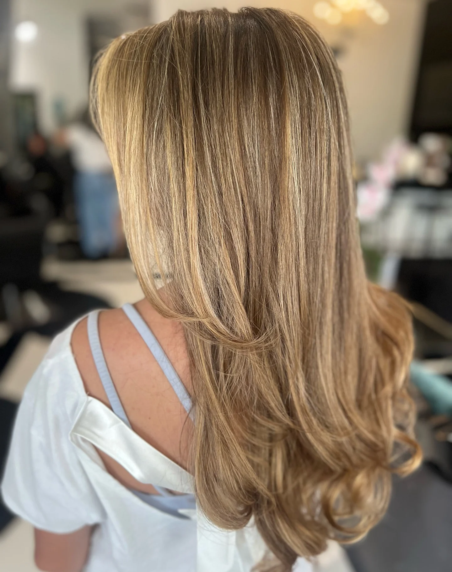 8. Dimensionale Highlights in Honigblond mit geschichteten Wellen (Honigblonde Haarfarbe)