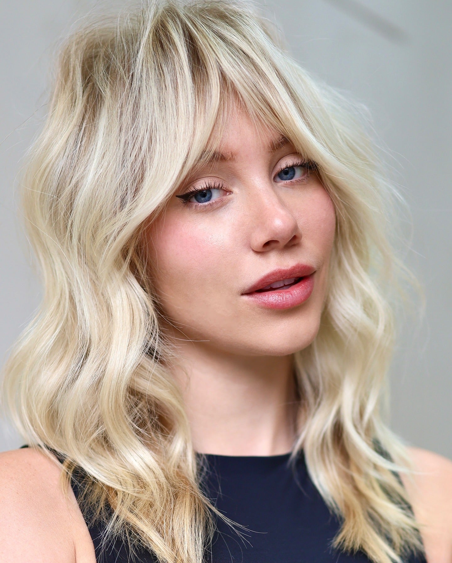 8. eisiger blonde wellige Lob mit weicher Fransen (zottelige Bob -Frisuren)