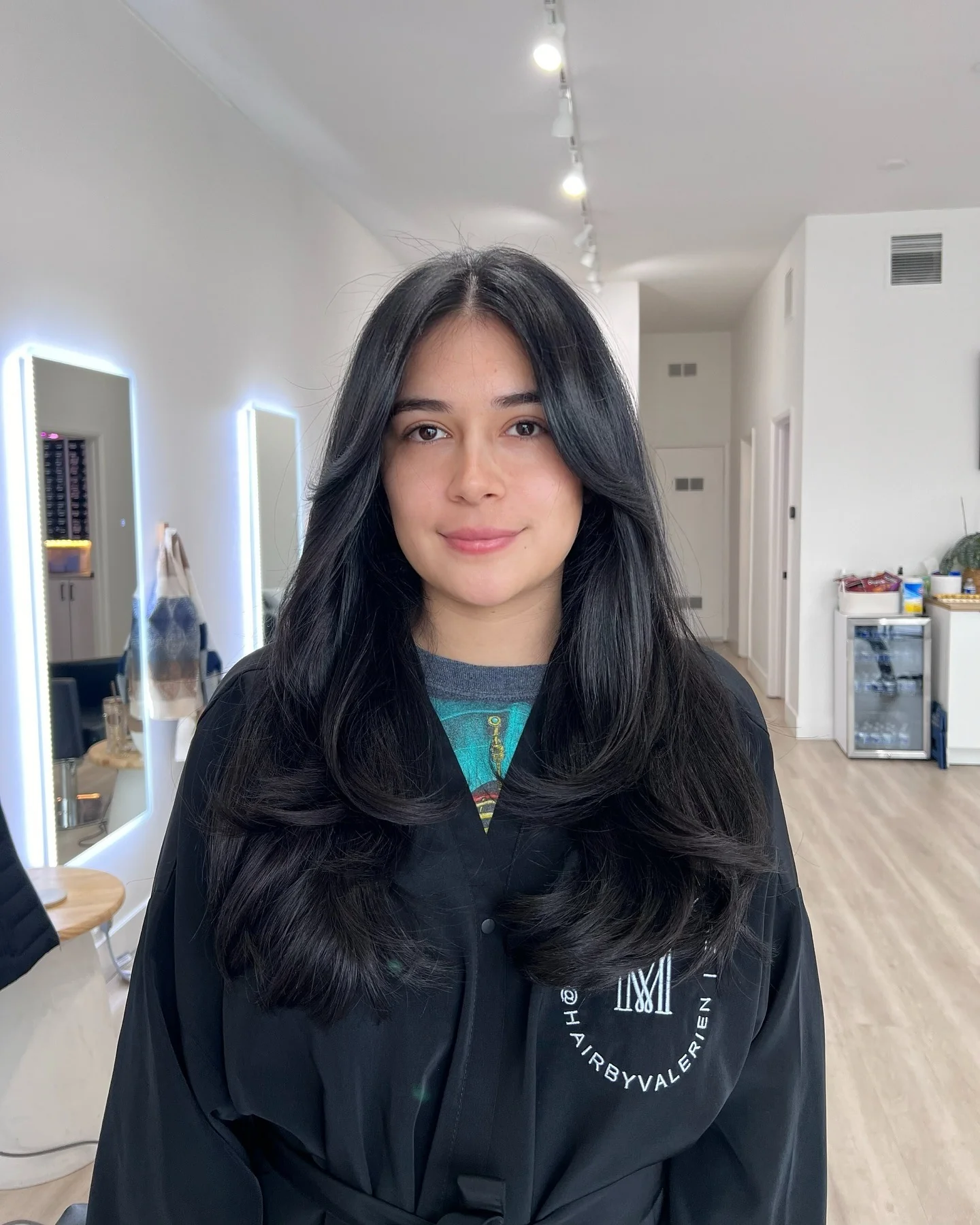 8. Tiefschwarzer Stufenschnitt mit dezenter Gesichtskontur (lange Stufenfrisuren)