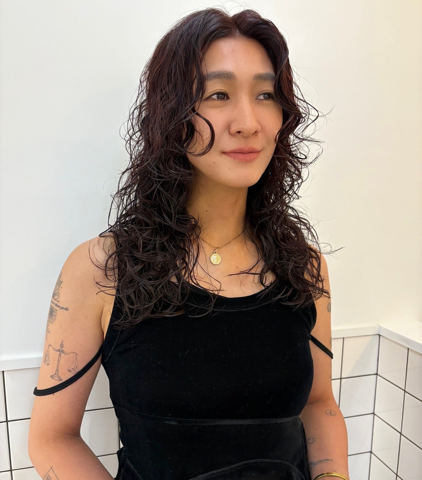 8. Layered Chestnut Perm mit Gesichtswellen (Perm Frisuren)