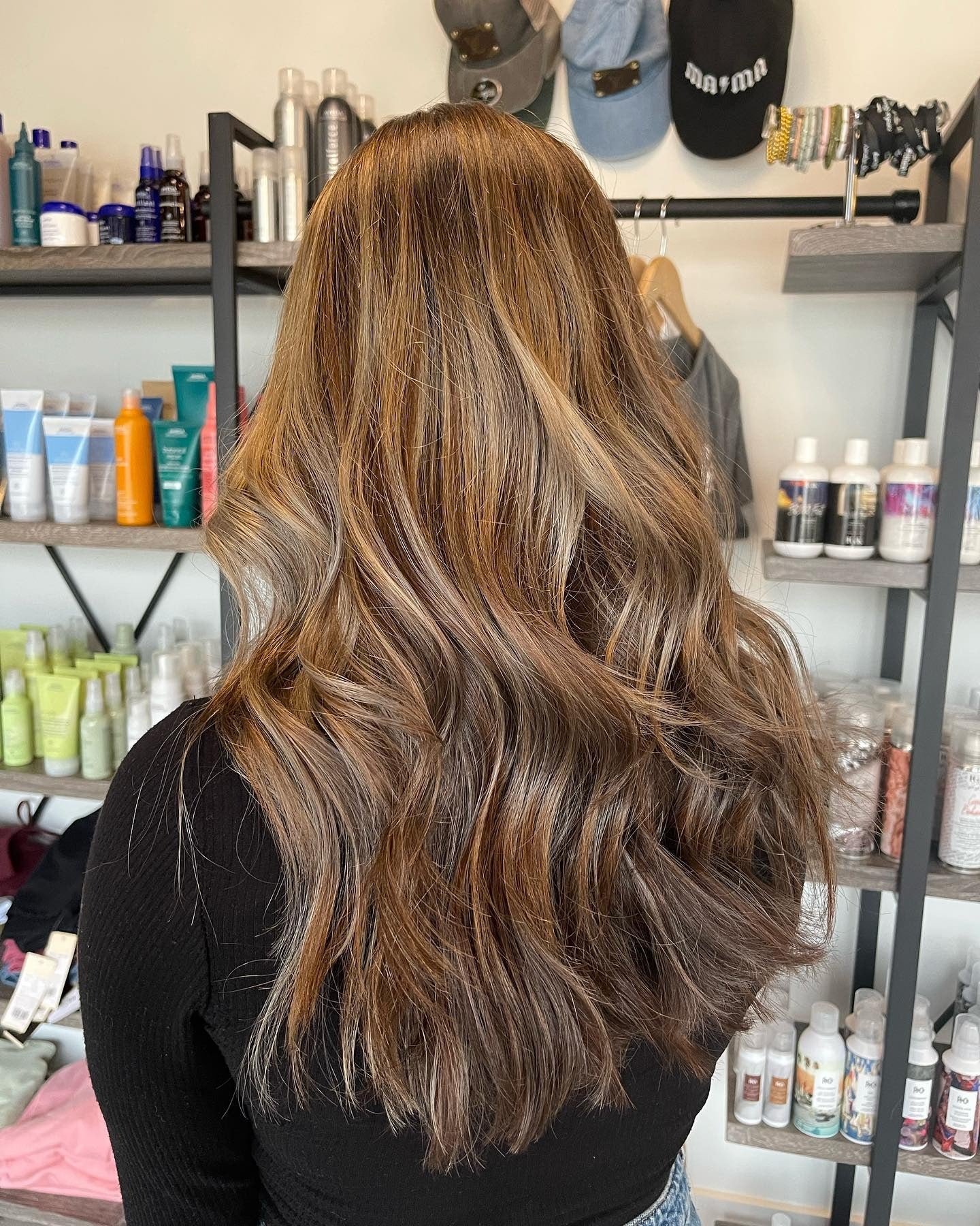 8. geschichtete goldene Brünette Balayage (hellbraune Haarfarbe)