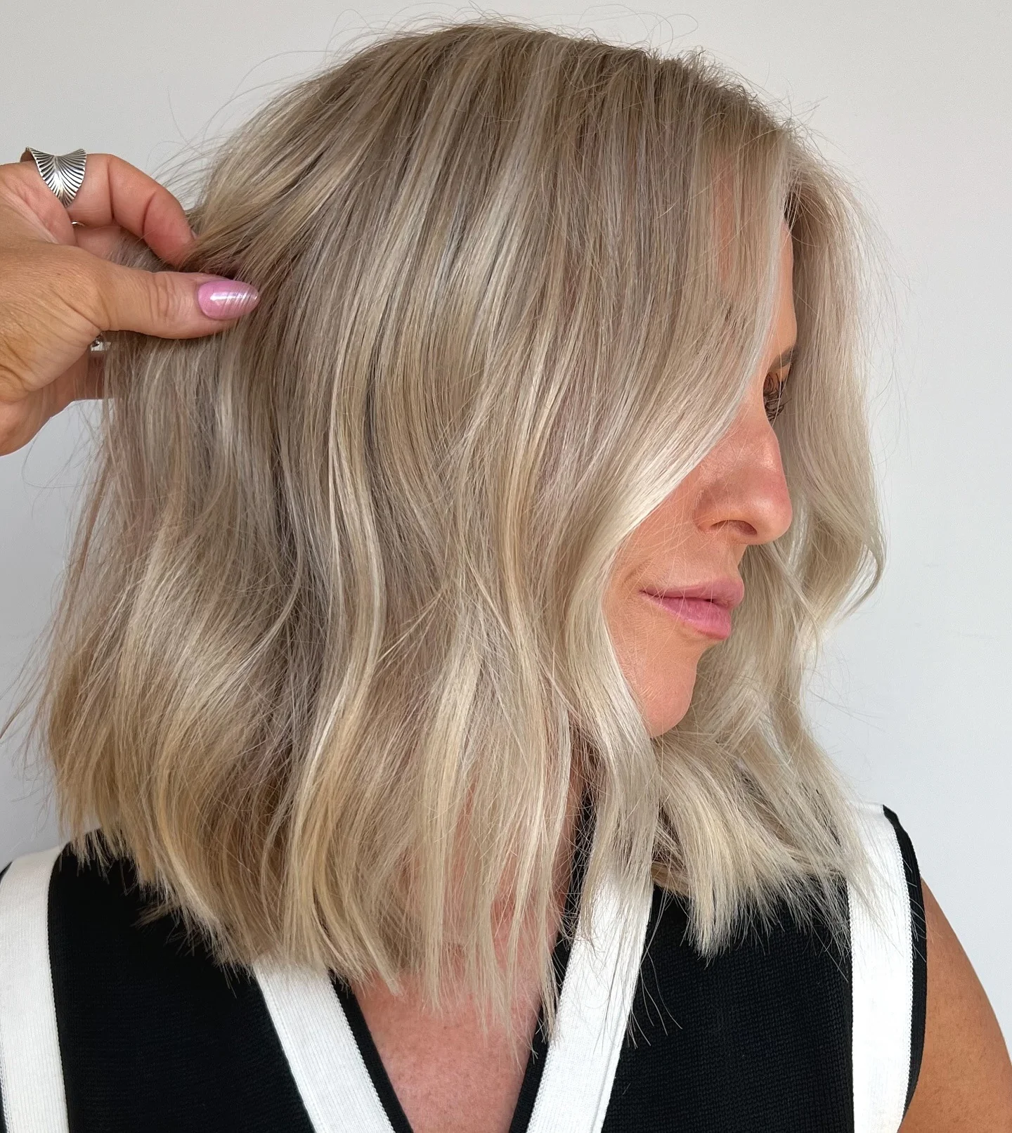 8. Lived-In Medium Bob mit kühlem Platinblond (mittlere Bob-Frisuren)