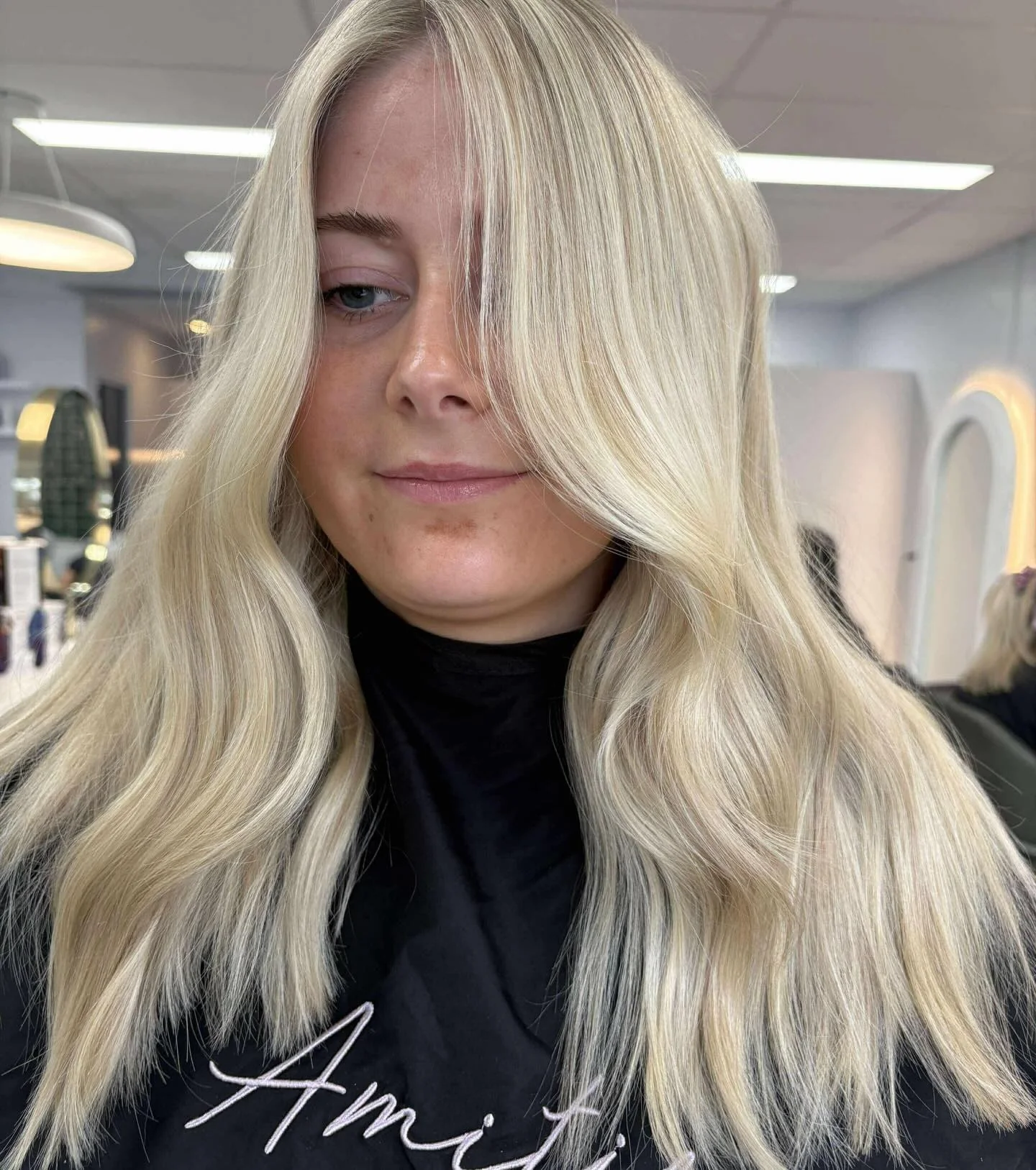 8. Langer Stufenschnitt mit neutralen blonden Highlights (blonde Haarfarbe)