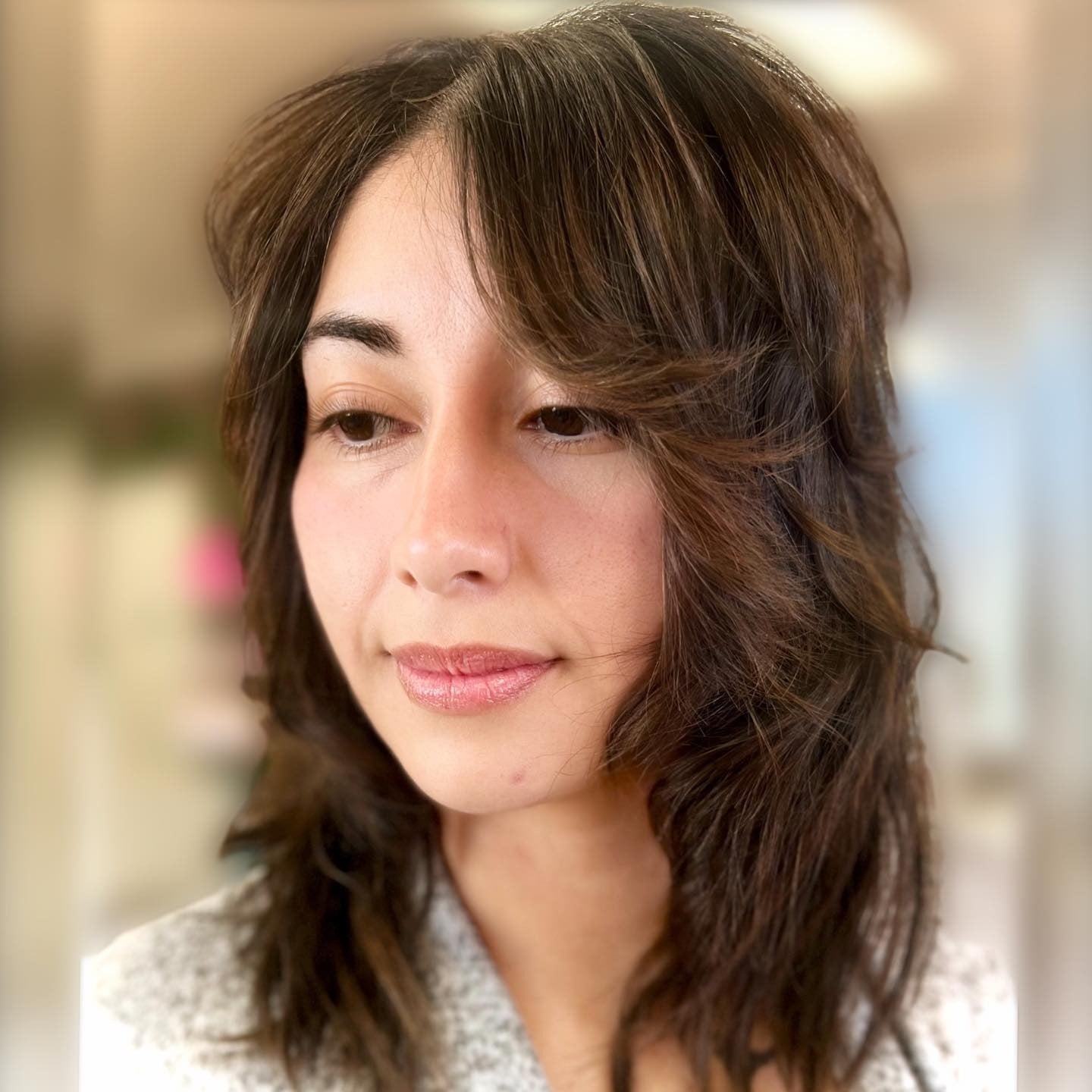 8. Unordentliche Schichten auf brünetten Haaren mit mittlerer Länge (Wolfshaarschnitte)