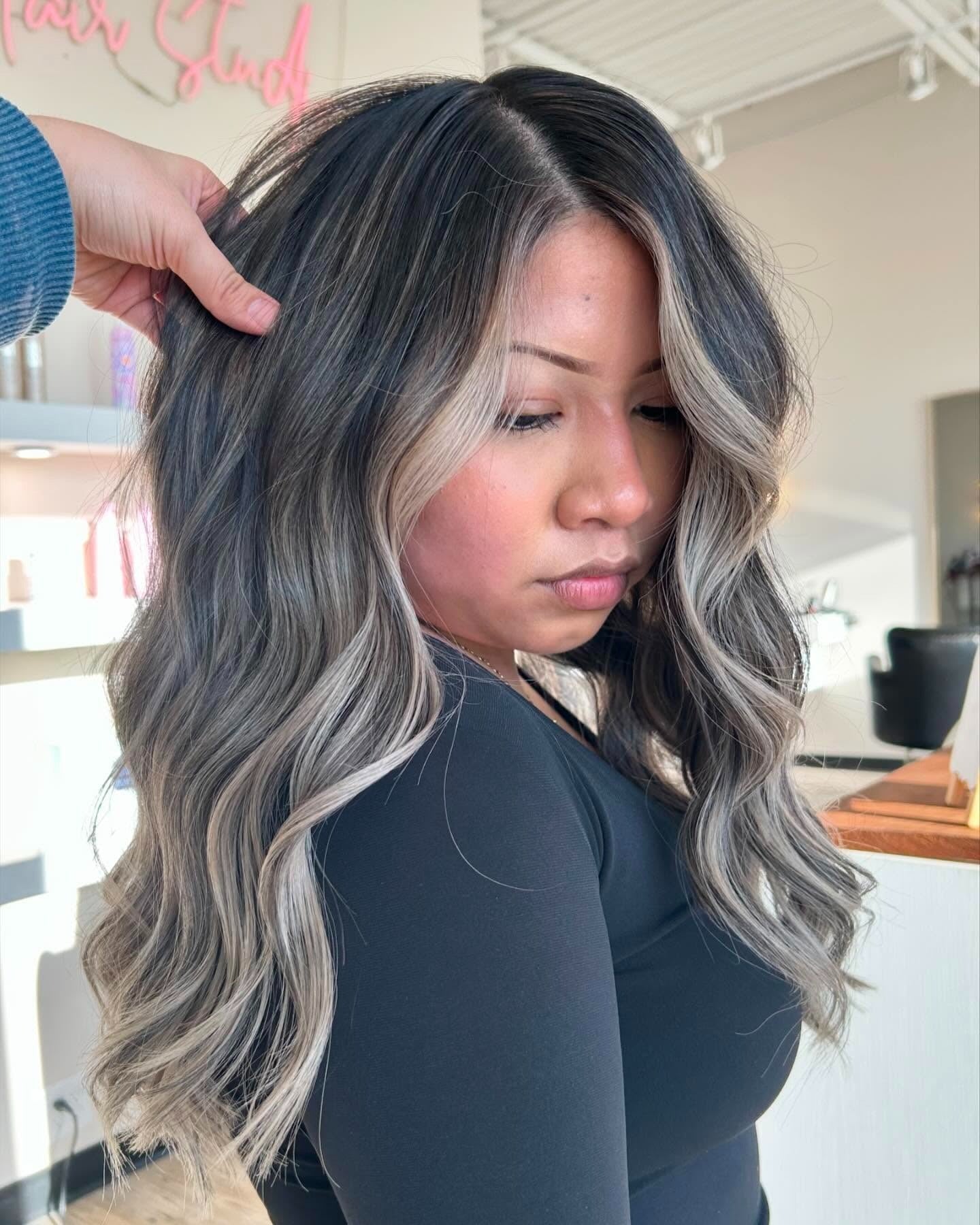 8. Metallische Asche mit schattiger Basis (Ascheblonde Balayage)