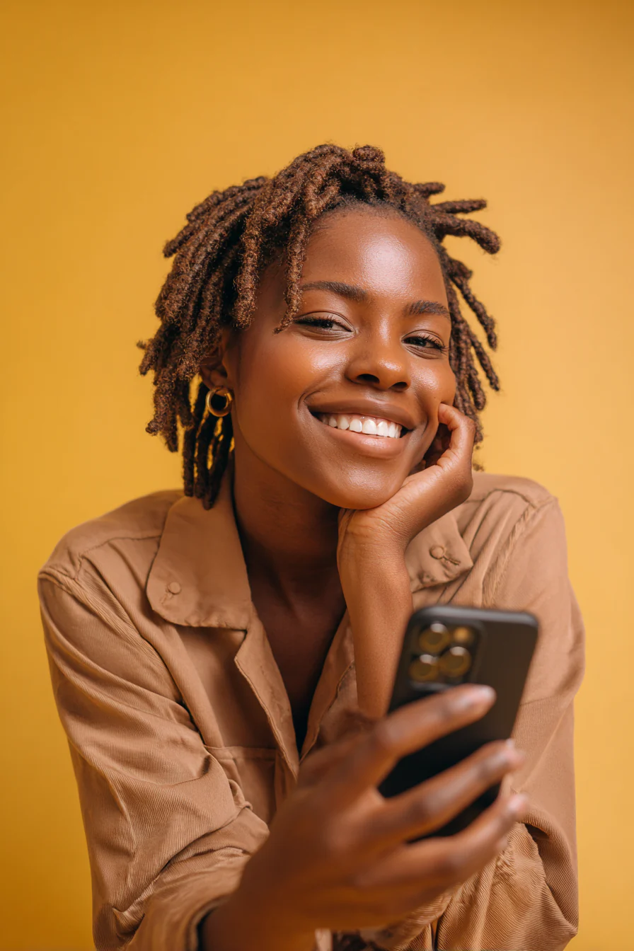 8. Mini-Locs in sattem Mokkabraun (kurze Frisuren für schwarze Frauen) – Kurze Frisuren für schwarze Frauen