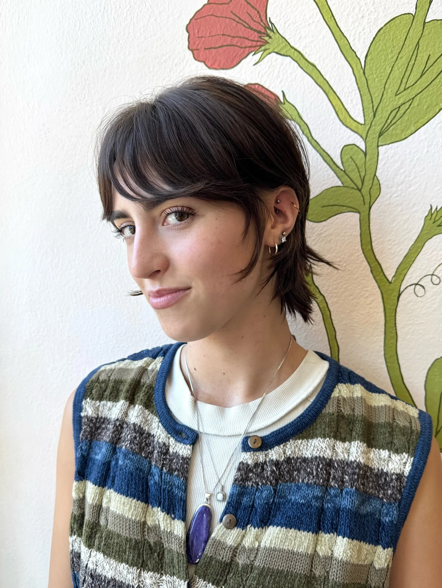 8. Moderner brünettes Vokuhila-Pixie mit Vorhang-Pony (gestufte Pixie-Frisur)