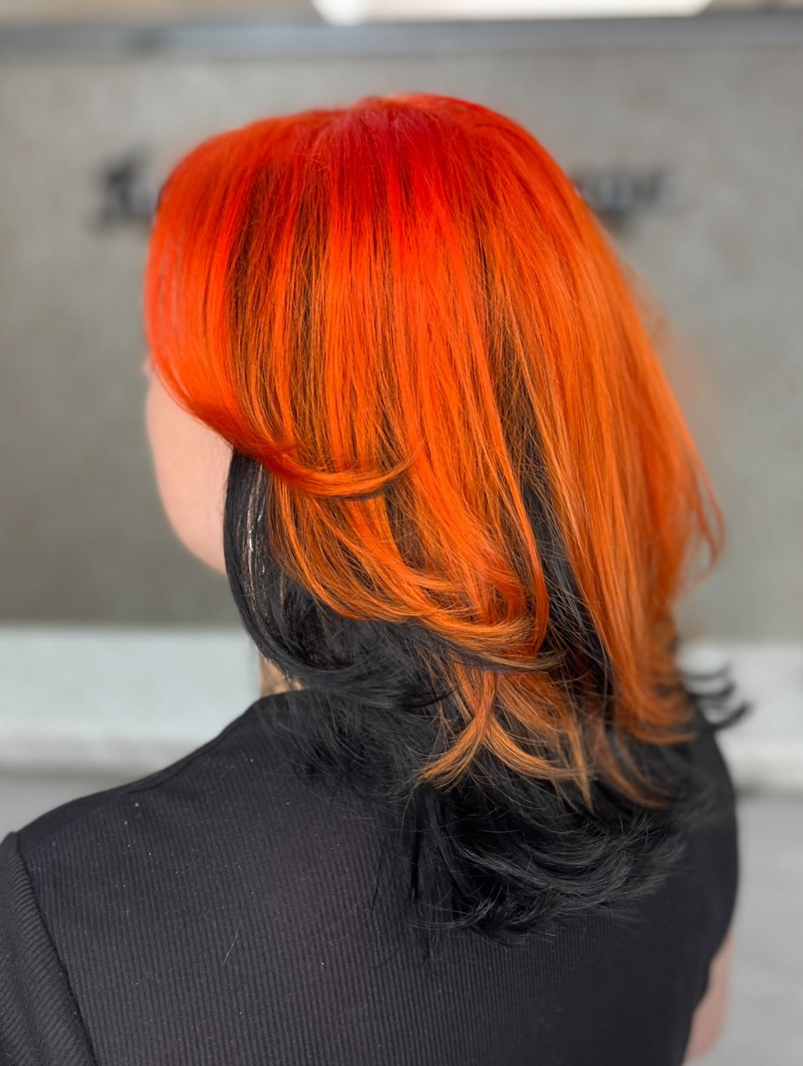 8. Neonorange und schwarze geteilte Schichten (orangefarbene Haarfarbe)