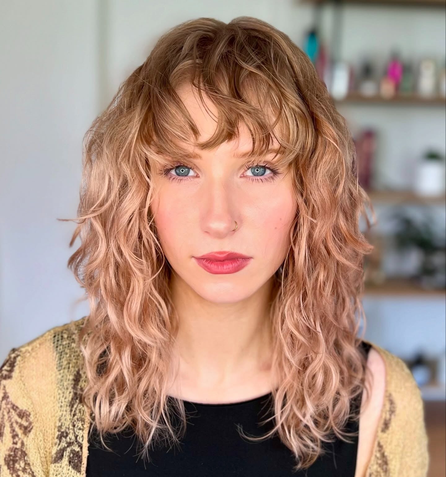 8. Pfirsiche, wellige Wolfsgeschnitten mit wispy Pony (lockiger Wolfshaarschnitt)