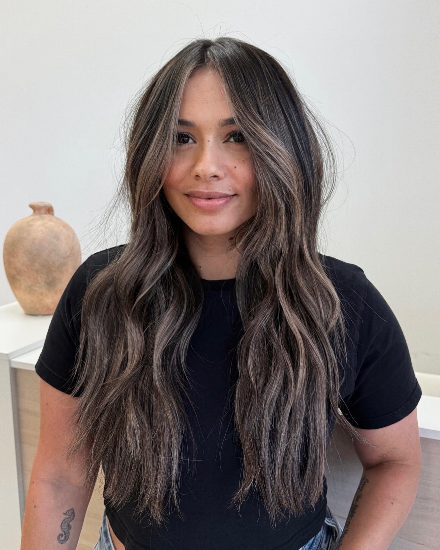 8. Perle Blonde mit Holzkohlebasis (blonde Haare mit dunklen Wurzeln)