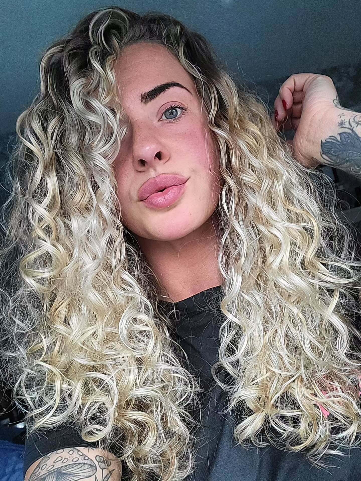 8. Platinblonde Spirallocken mit dunklem Wurzelschmelz (lockige Frisuren)